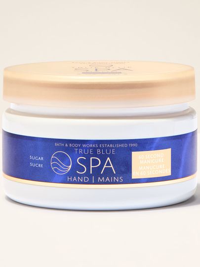 Peeling do rąk Bath&Body Works True Blue Spa. Biały słoiczek z nakrętką w kolorze złotym i niebieską etykietą z napisami.