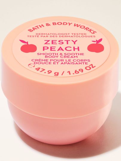 Krem do ciała Zesty Peach w różowym opakowaniu