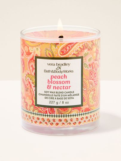 Bath & Body Works Peach Blossom & Nectar – świeca zapachowa z wosku sojowego w dekorowanym szkle, zapalony knot.