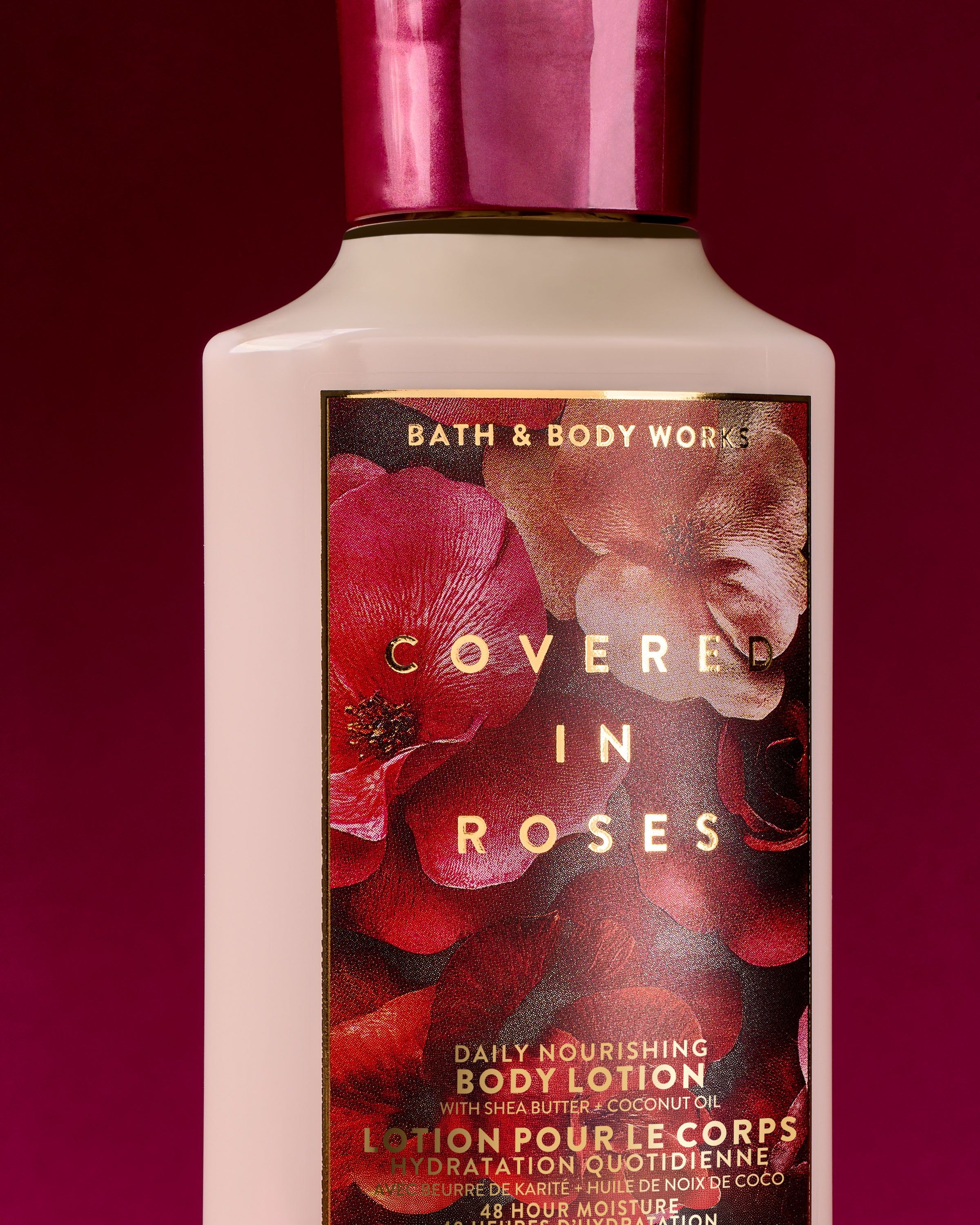 Bath & Body Works Covered in Roses – balsam do ciała w kremowej butelce na burgundowym tle.