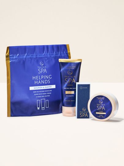 Zestaw True Blue Spa Helping Hands w granatowej saszetce: krem, masło do rąk i blok polerski do manicure.