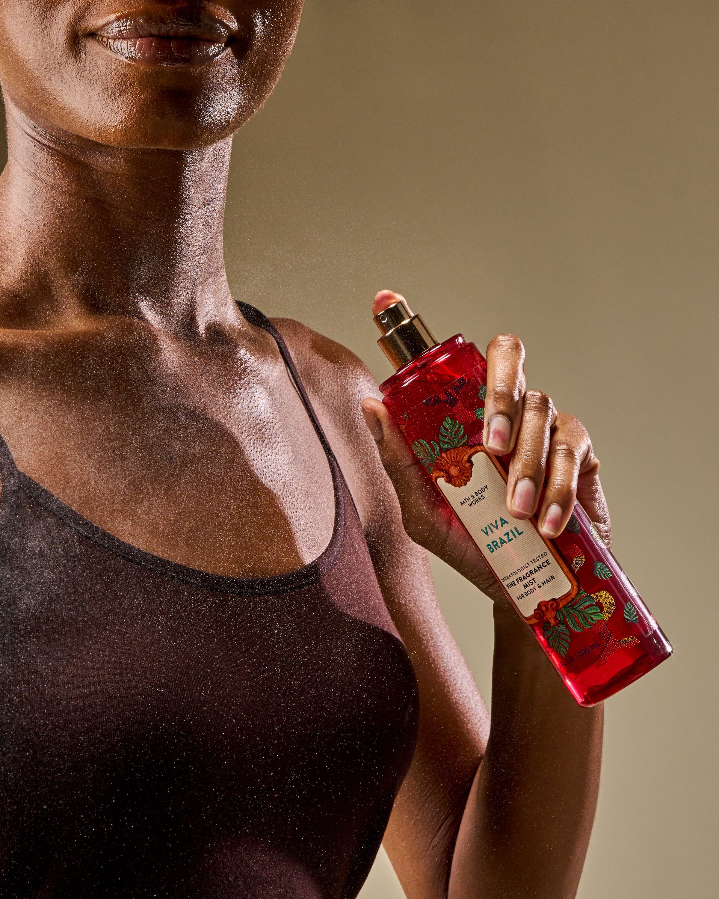 Mgiełka zapachowa Viva Brazil od Bath & Body Works w czerwonej butelce z atomizerem i egzotyczną, dekoracyjną grafiką.