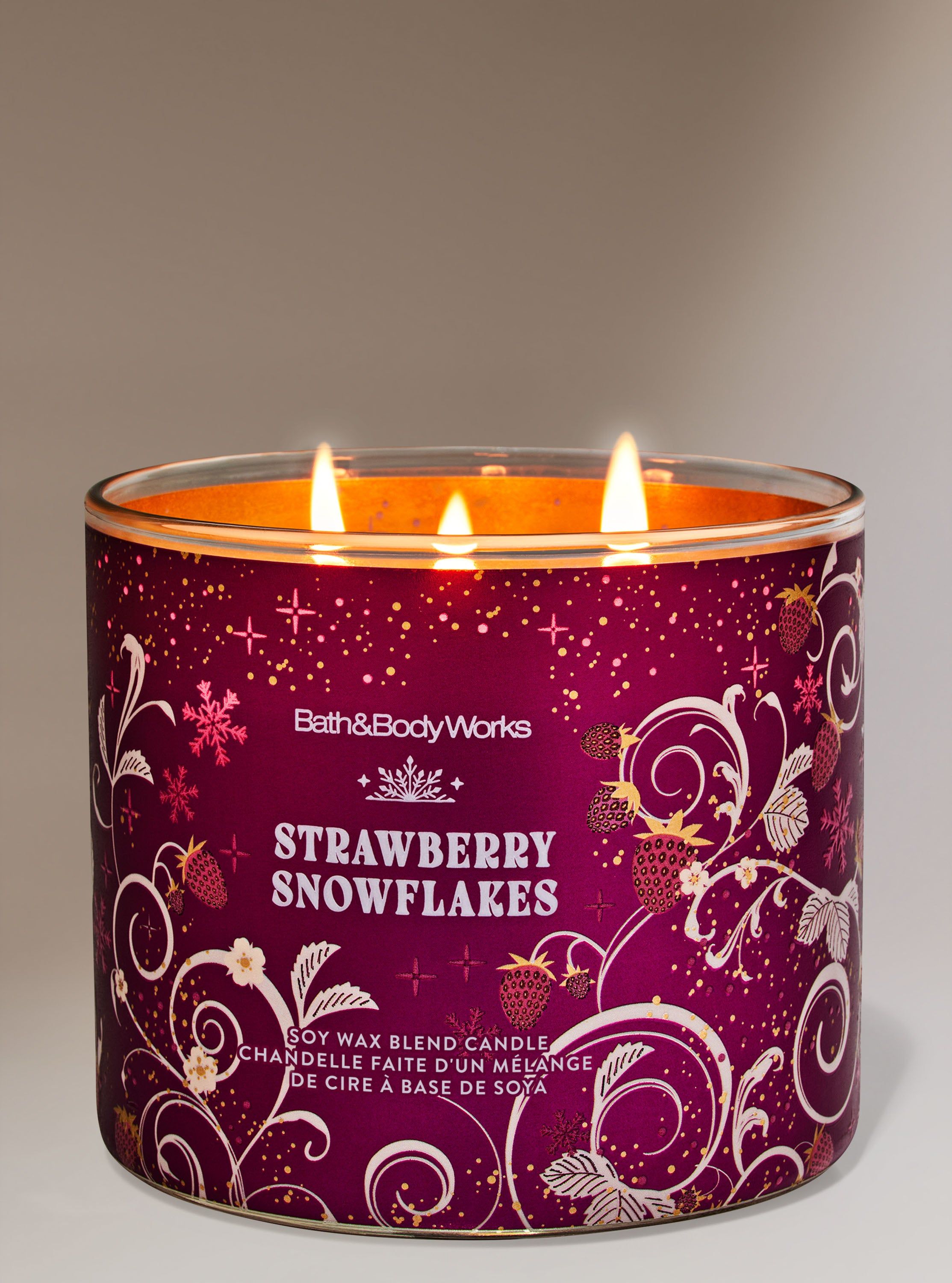 Świeca zapachowa Strawberry Snowflakes Bath & Body Works z motywem truskawek i płatków śniegu