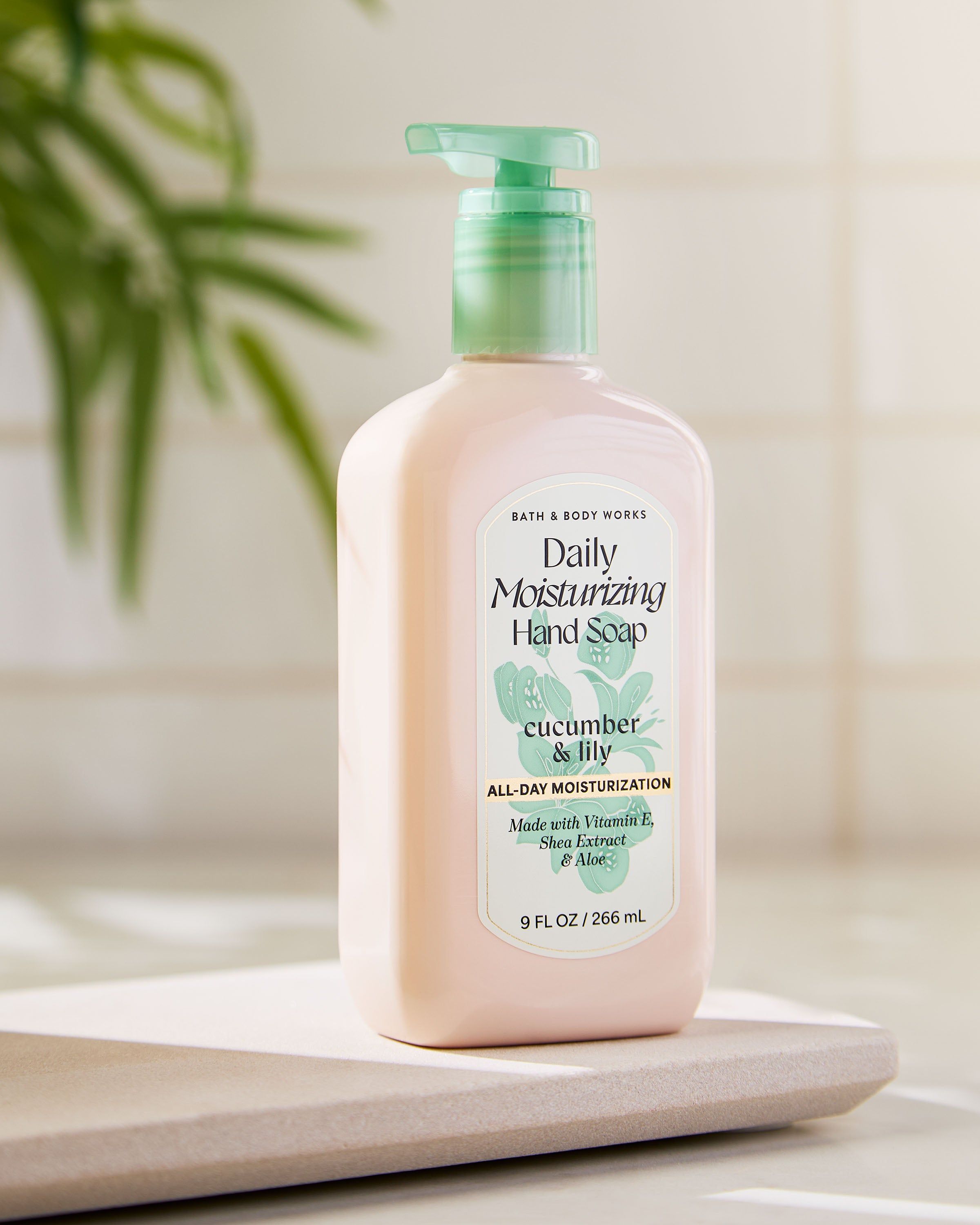 Mydło do rąk Cucumber & Lily Bath & Body Works w kremowej butelce z zieloną pompką.