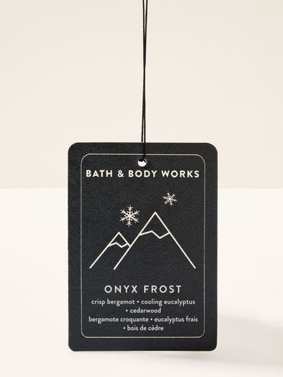 Zawieszka zapachowa Onyx Frost od Bath & Body Works w czarnym designie z górami i płatkami śniegu.