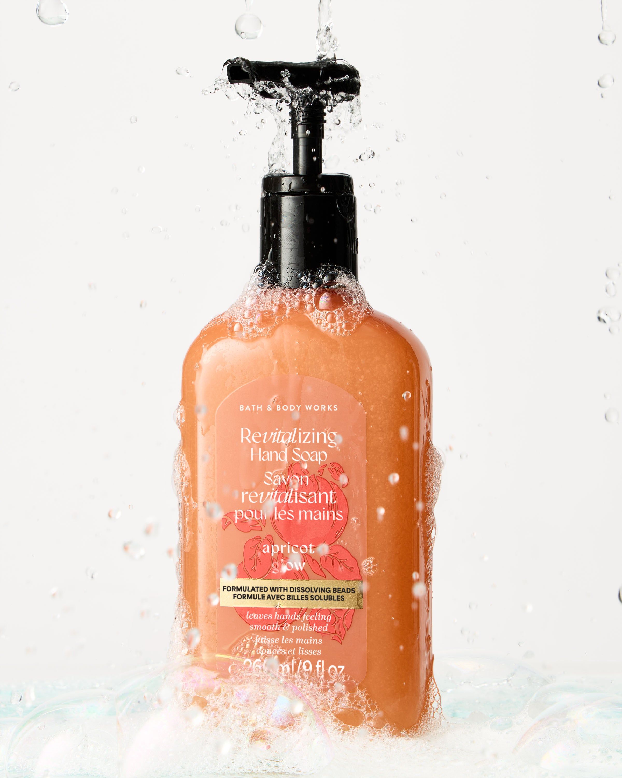 Bath & Body Works Apricot Glow oczyszczające mydło do rąk z pompką, 266 ml
