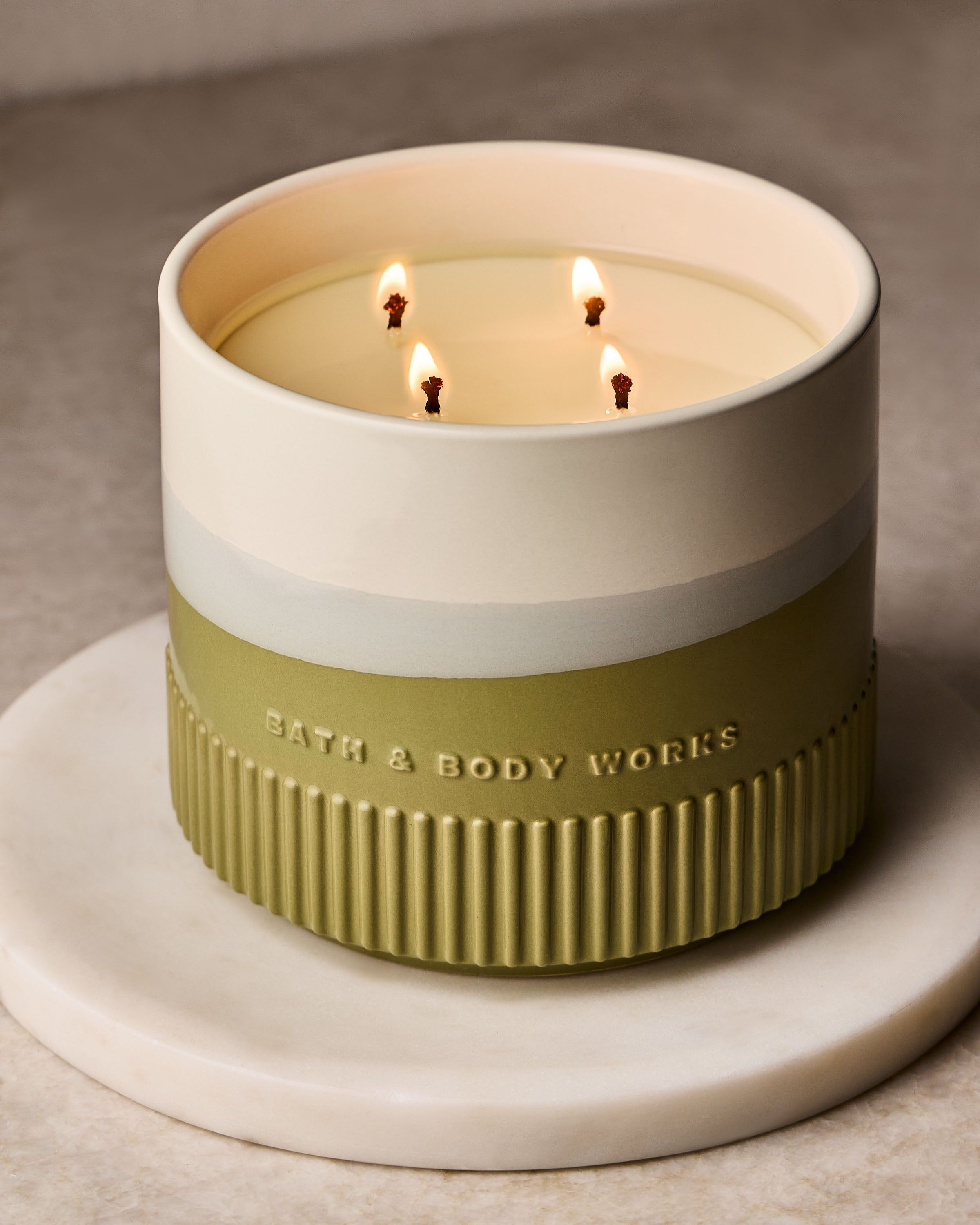 Świeca zapachowa Bath & Body Works z 4 knotami w ceramicznym naczyniu