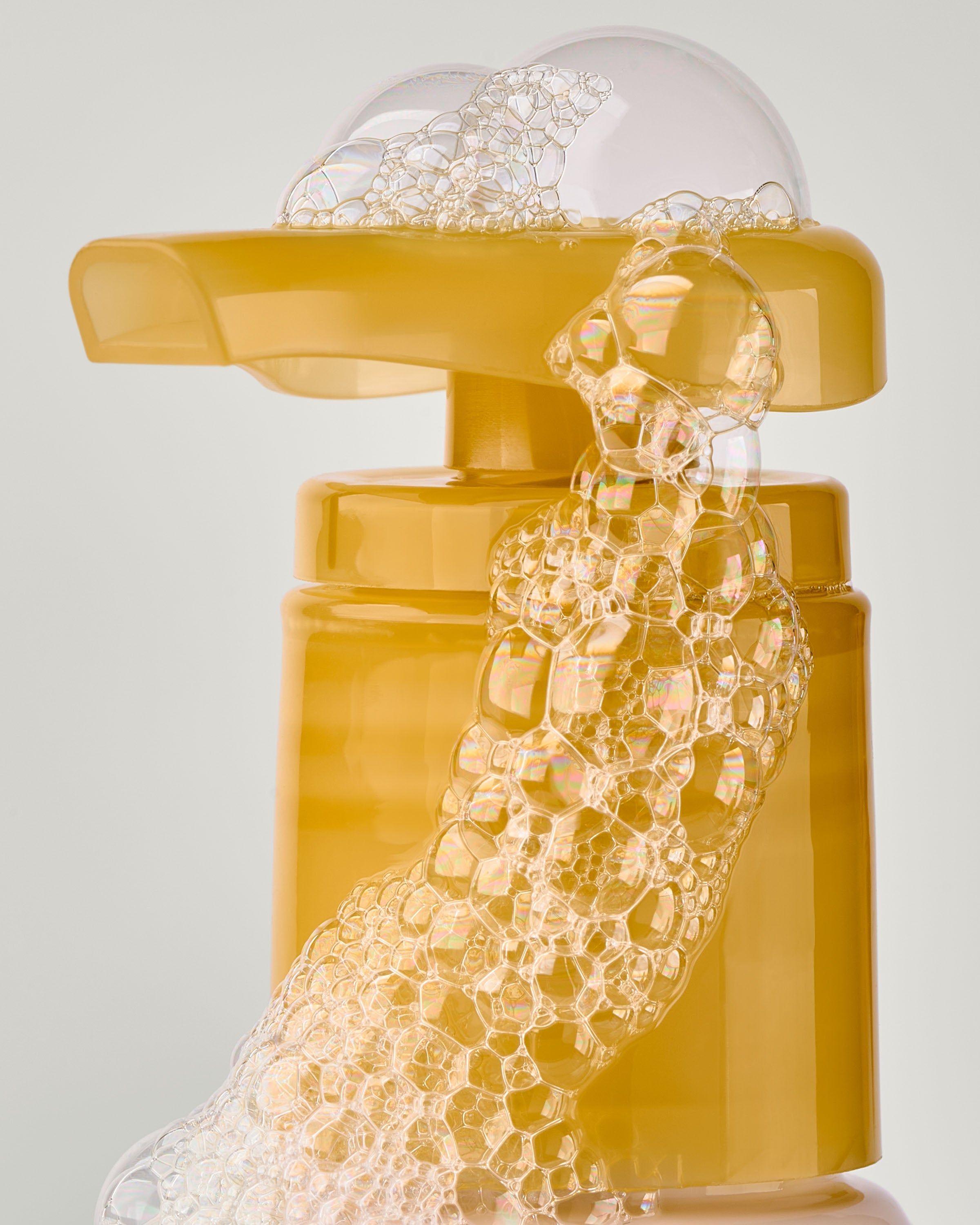 Mydło do rąk Kitchen Lemon Bath & Body Works w kremowej butelce z żółtą pompką i cytrusową etykietą.