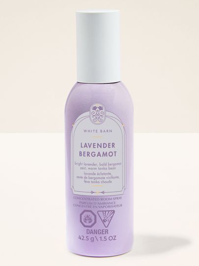 White Barn Lavender Bergamot – lawendowy room spray o nutach bergamotki i tonki, w eleganckiej pastelowej butelce.