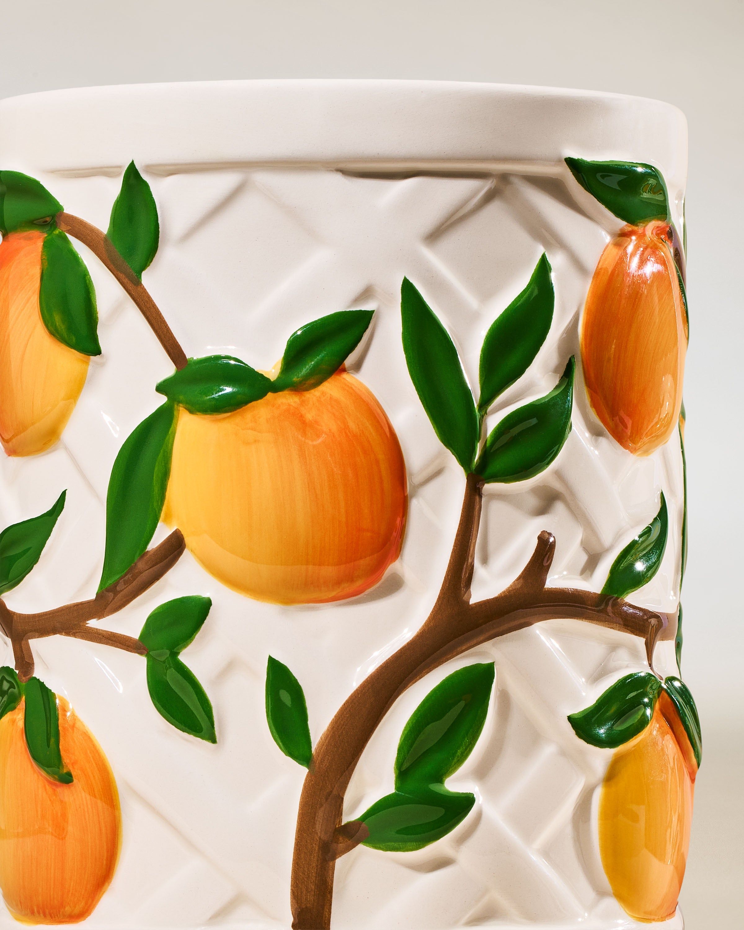 Podstawka na świecę 3‑knotową Bath & Body Works – biała ceramika w reliefie z malowanymi cytrynami i liśćmi.