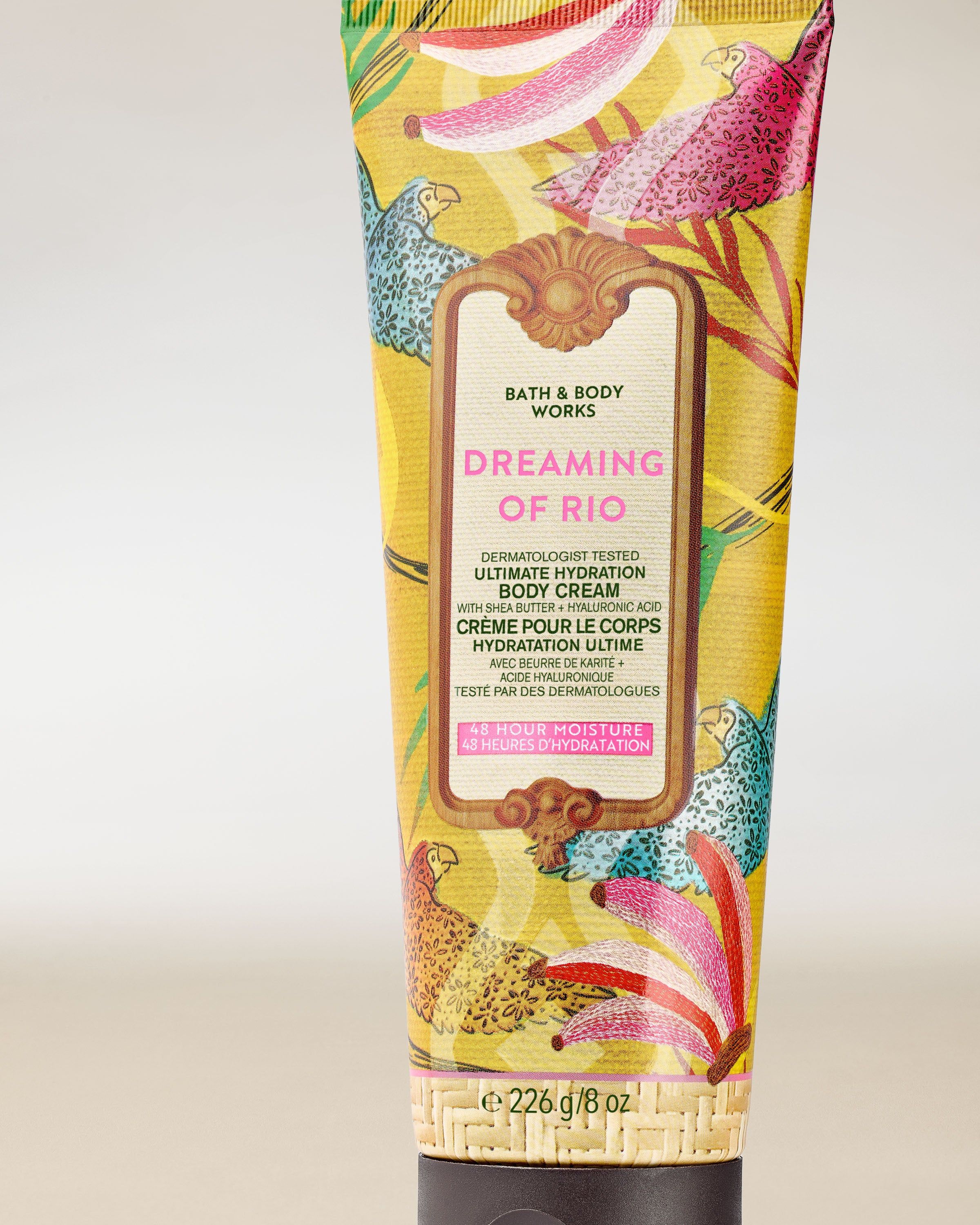 Krem do ciała Bath & Body Works Dreaming of Rio z barwną, tropikalną etykietą.