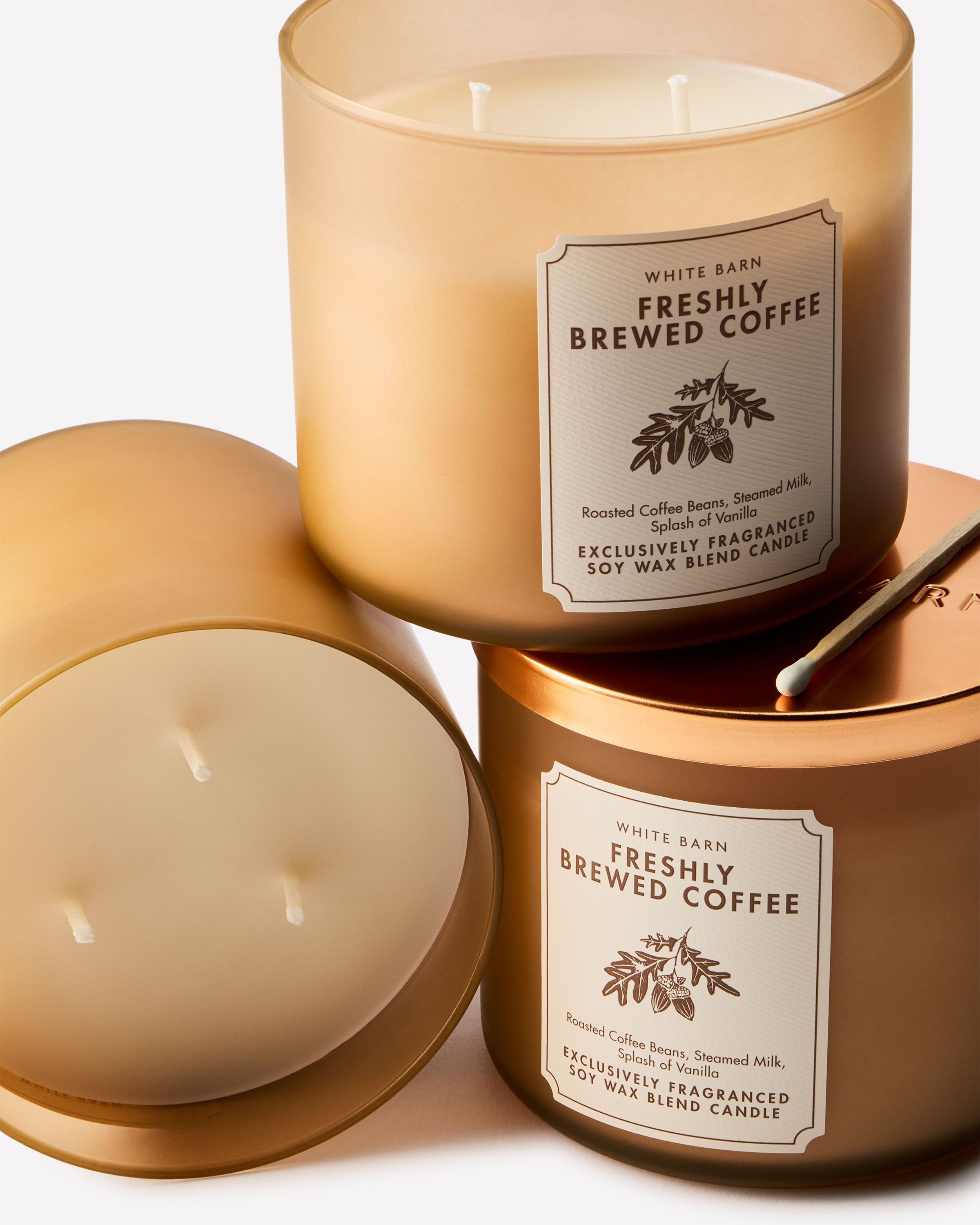 Świeca zapachowa White Barn Freshly Brewed Coffee z mieszanki wosku sojowego, 3 knoty