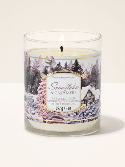 Świeca zapachowa Snowflakes & Cashmere Bath & Body Works z zimowym krajobrazem i leśnym motywem