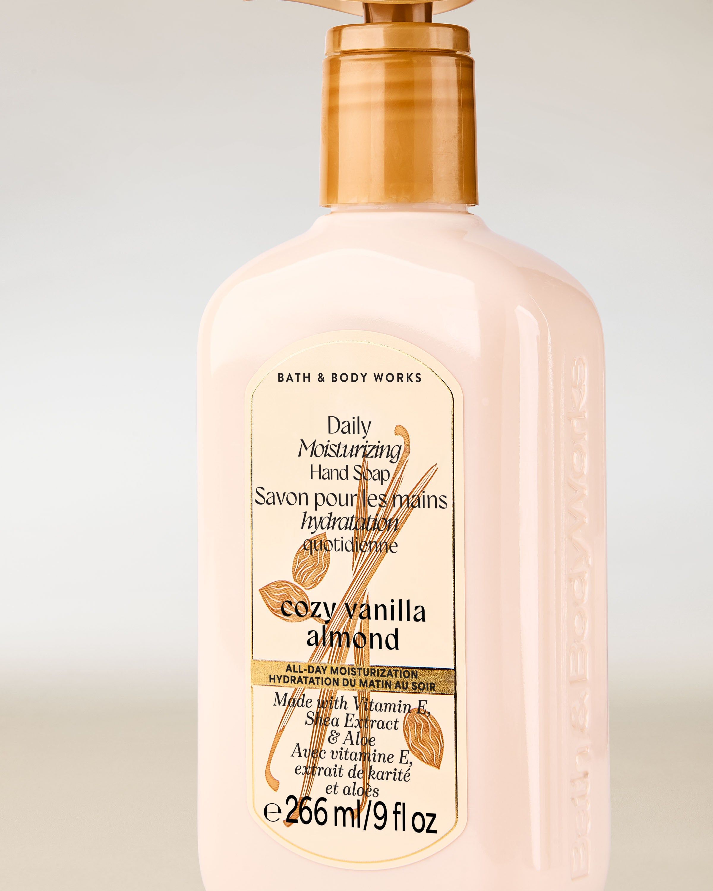 Mydło do rąk Cozy Vanilla Almond Bath & Body Works w kremowej butelce ze złotą pompką.