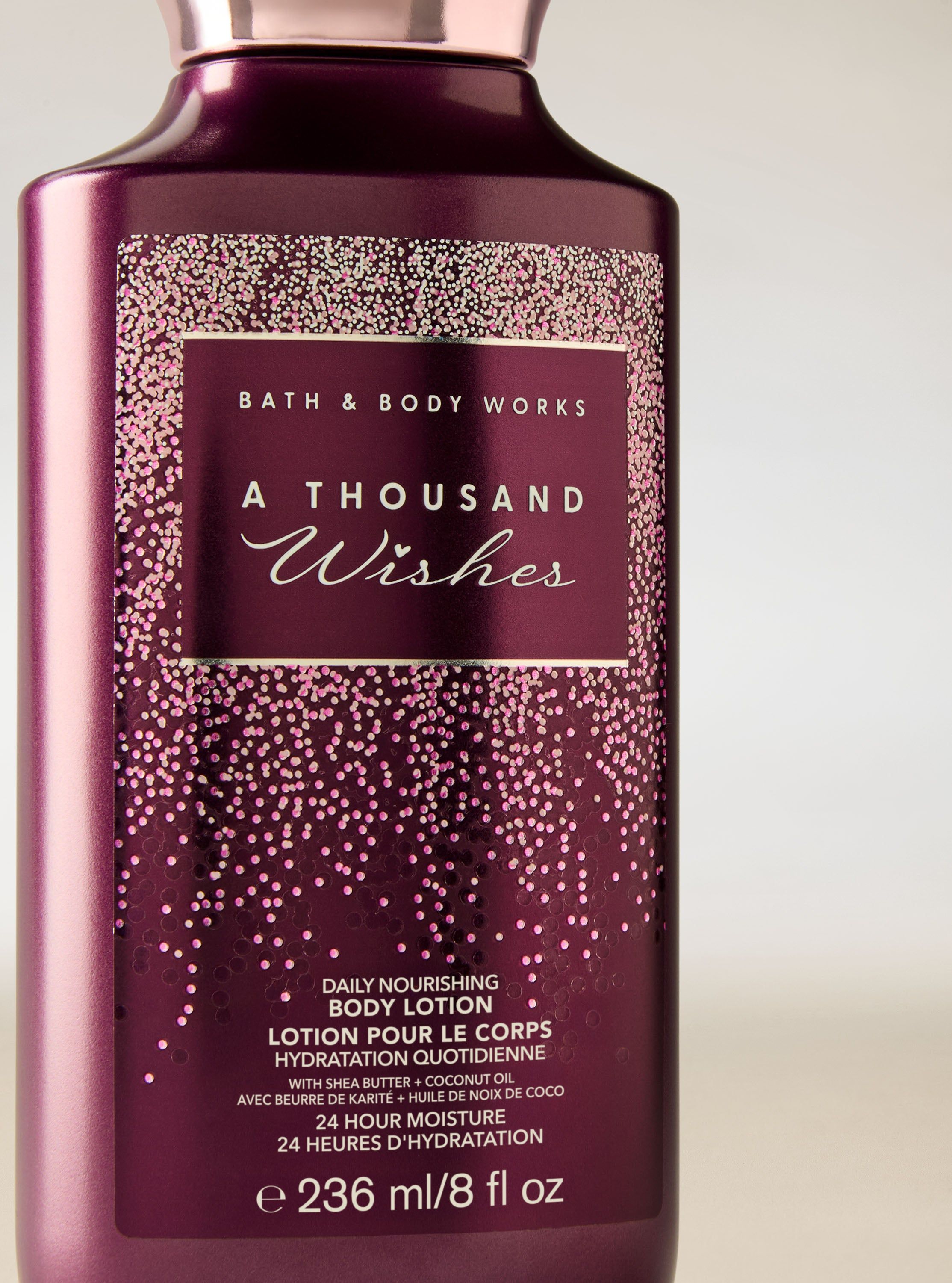Fioletowy balsam do ciała Bath & Body Works A Thousand Wishes w butelce z błyszczącą etykietą