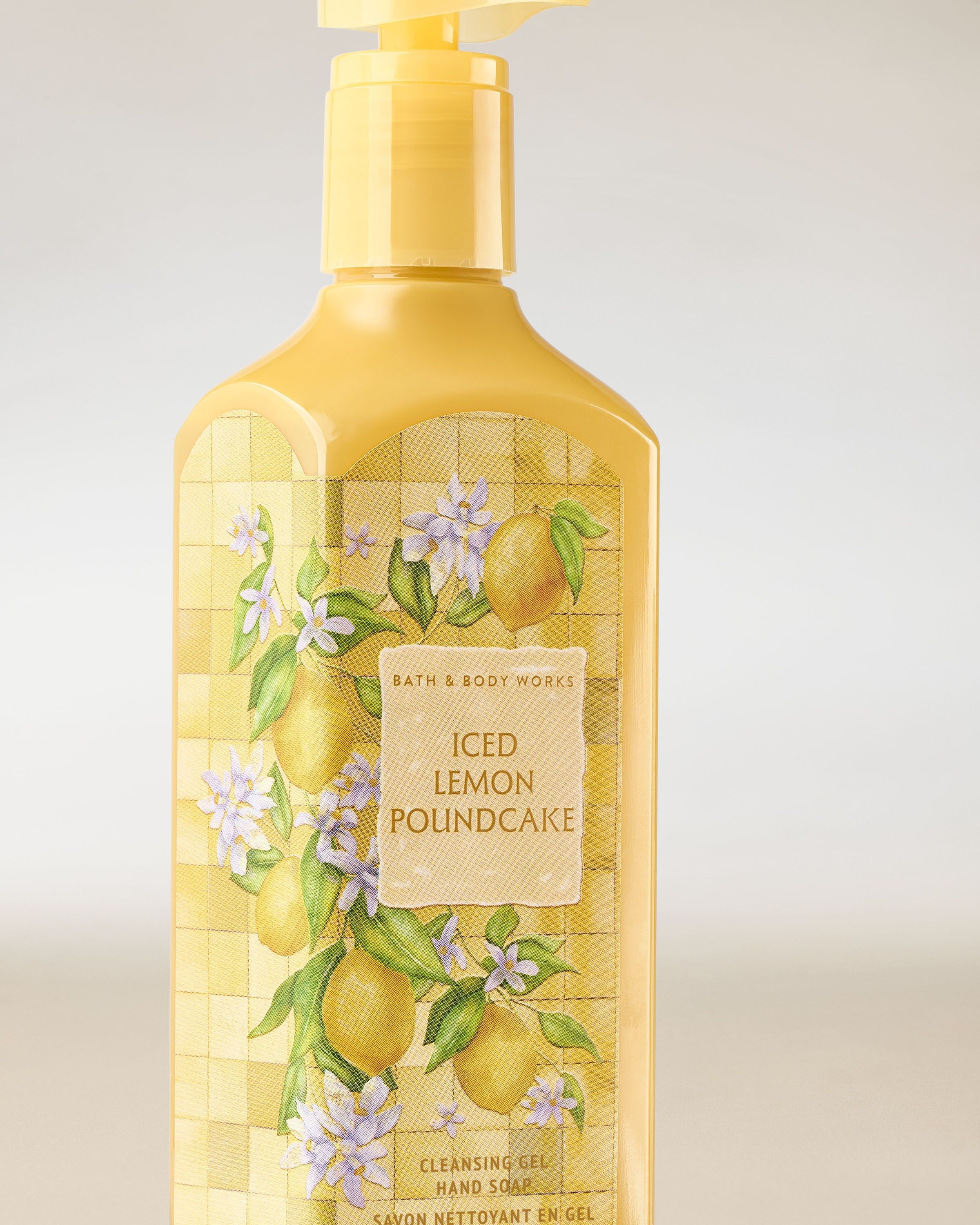 Żel do mycia rąk Bath & Body Works Iced Lemon Pound Cake 236 ml w żółtej butelce z cytrusowym motywem.