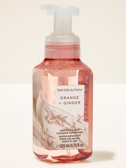 Piankowe mydło do rąk Orange + Ginger od Bath & Body Works w różowej butelce z pompką i minimalistyczną etykietą.