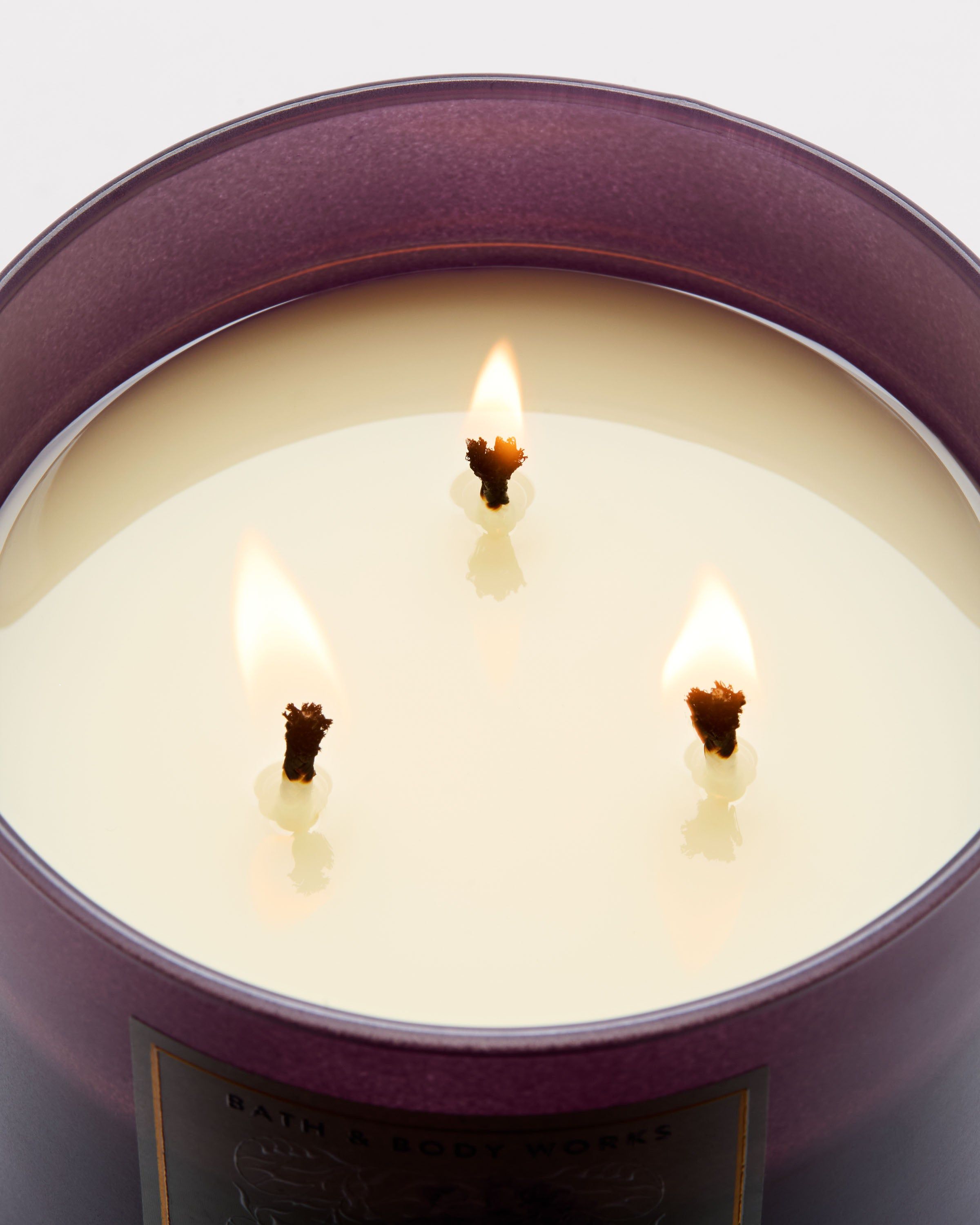 Świeca zapachowa 3‑knotowa Bath & Body Works Fresh Cut Lilacs w fioletowym, matowym szkle.