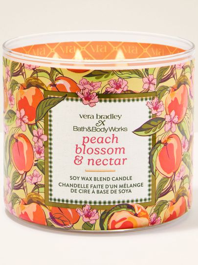 Bath & Body Works Peach Blossom & Nectar – świeca zapachowa z wosku sojowego w dekorowanym szkle z floralno‑owocowym motywem.