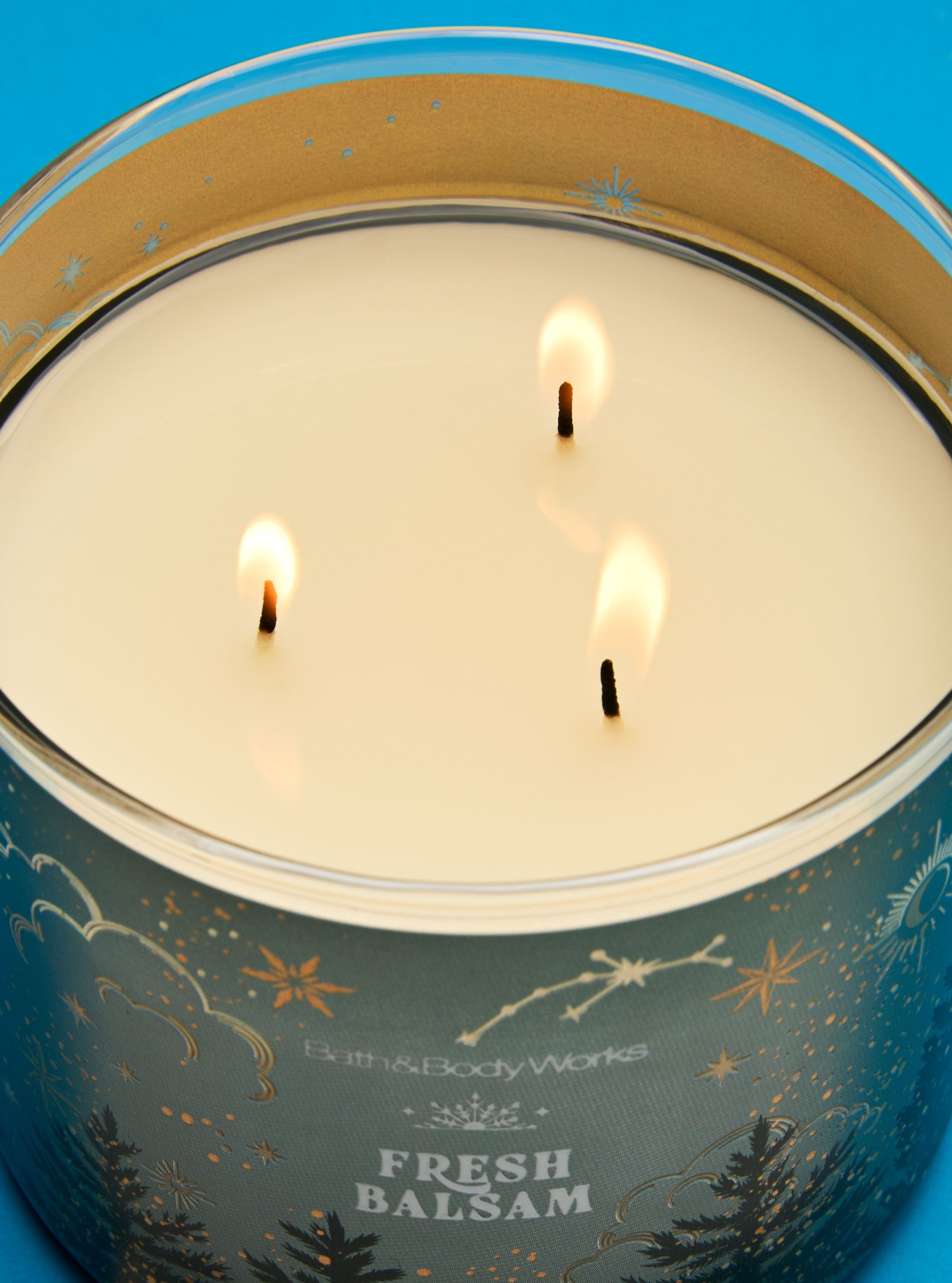 Świeca zapachowa Fresh Balsam Bath & Body Works z motywem iglastych drzew i gwiazd