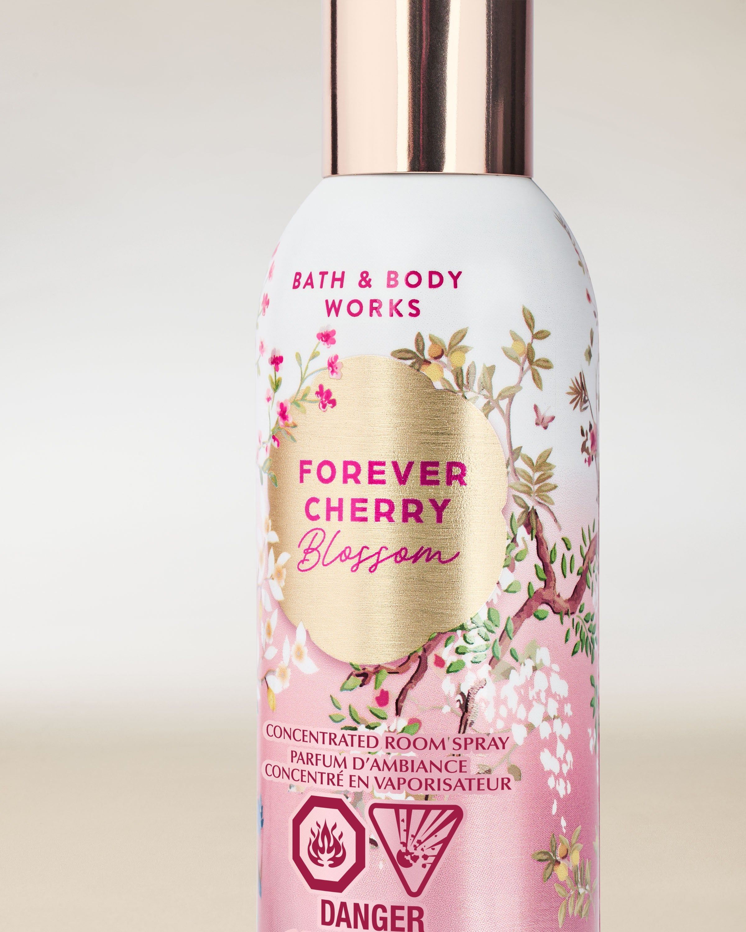 Bath & Body Works Forever Cherry Blossom – skoncentrowany spray do pomieszczeń w białym flakonie z kwiatową ilustracją.