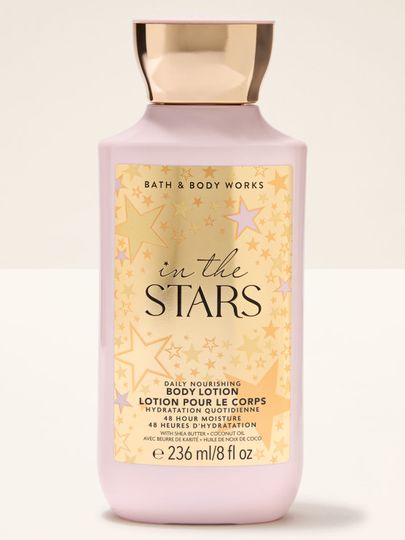 Loțiune de corp "In the Stars" în sticlă roz, cu capac auriu și steluțe sclipitoare. Bath & Body Works.