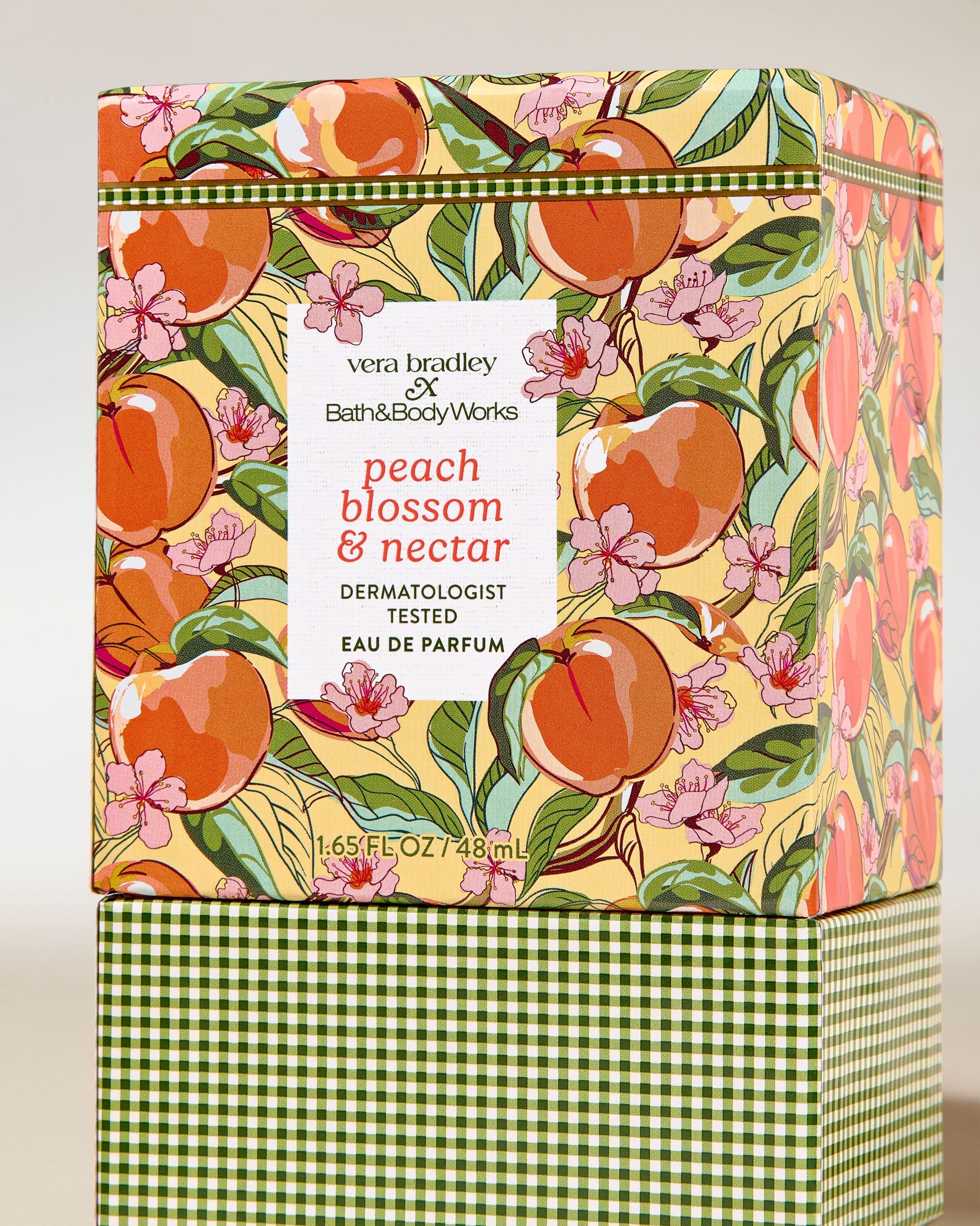 Bath & Body Works Peach Blossom & Nectar – perfumy w eleganckim, różowym flakonie ze złotą nakrętką.