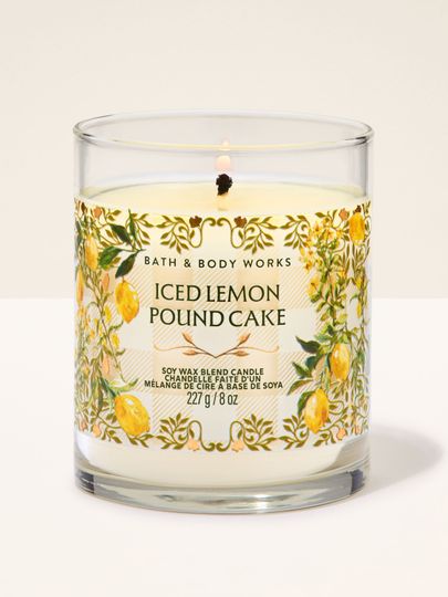 Świeca zapachowa Bath & Body Works Iced Lemon Pound Cake 227 g w przezroczystym szkle z cytrusowym motywem.