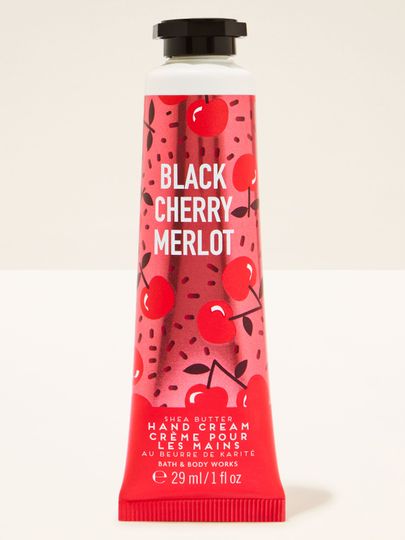 Krem do rąk Black Cherry Merlot od Bath & Body Works w czerwonej tubce z wiśniową, dekoracyjną grafiką.
