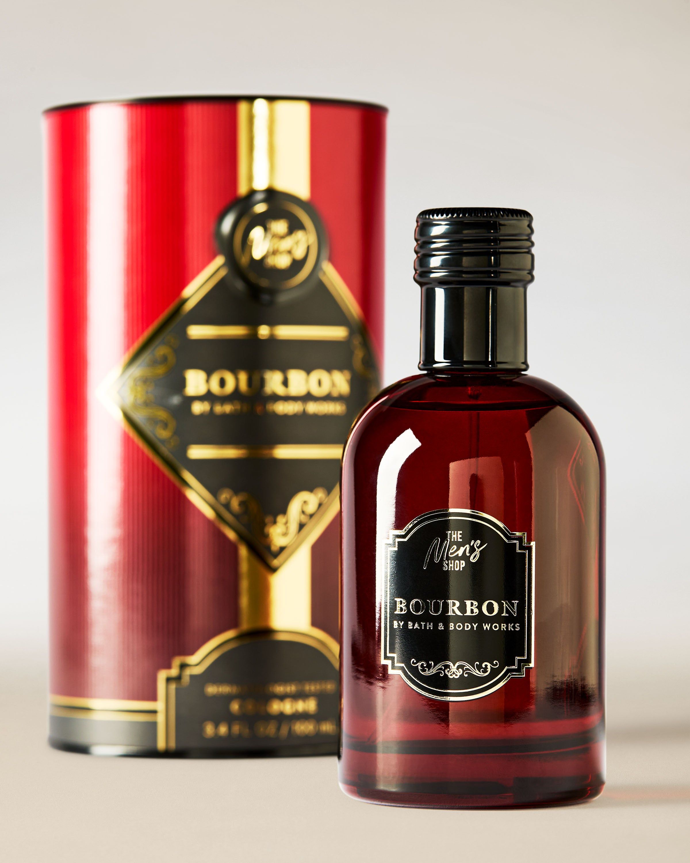 Bath & Body Works Bourbon – ciemnoczerwony flakon z czarną nakrętką i dekoracyjną etykietą w stylu Men’s Shop.