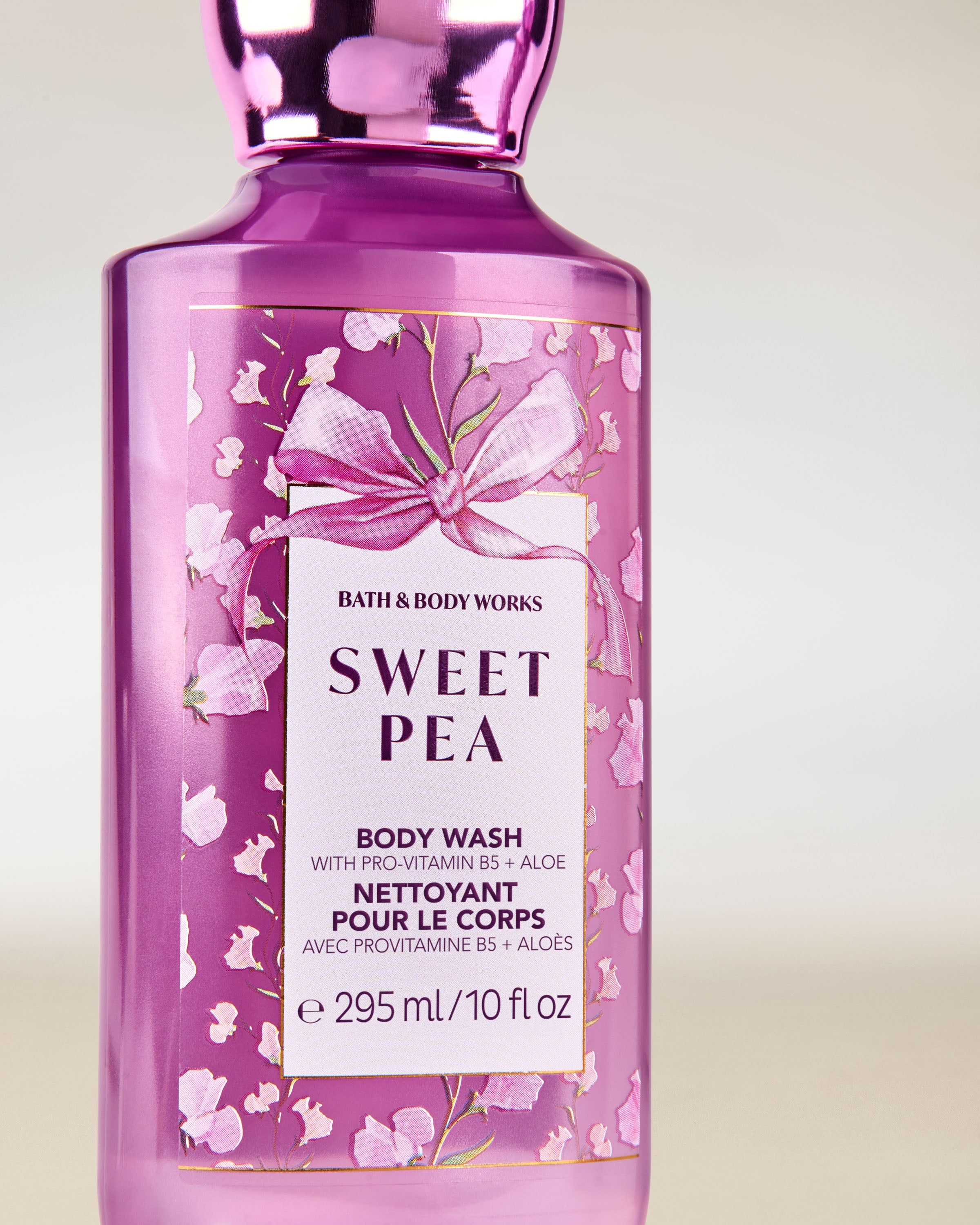 Żel do mycia ciała Sweet Pea od Bath & Body Works w fioletowej butelce z klapką i kwiatową, dekoracyjną etykietą.