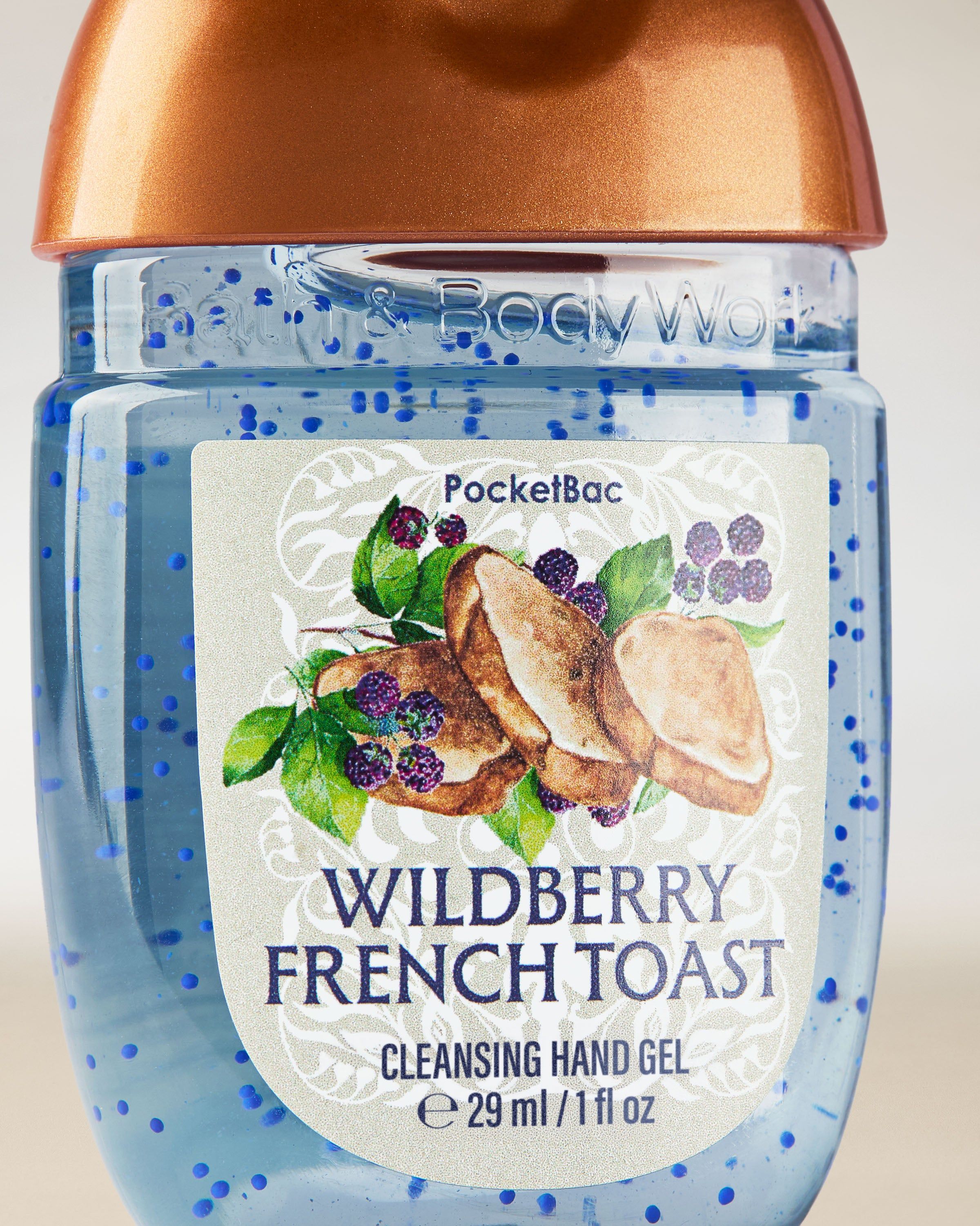 Bath & Body Works Wildberry French Toast PocketBac – żel do dezynfekcji rąk w niebieskiej butelce z motywem tostów i owoców.