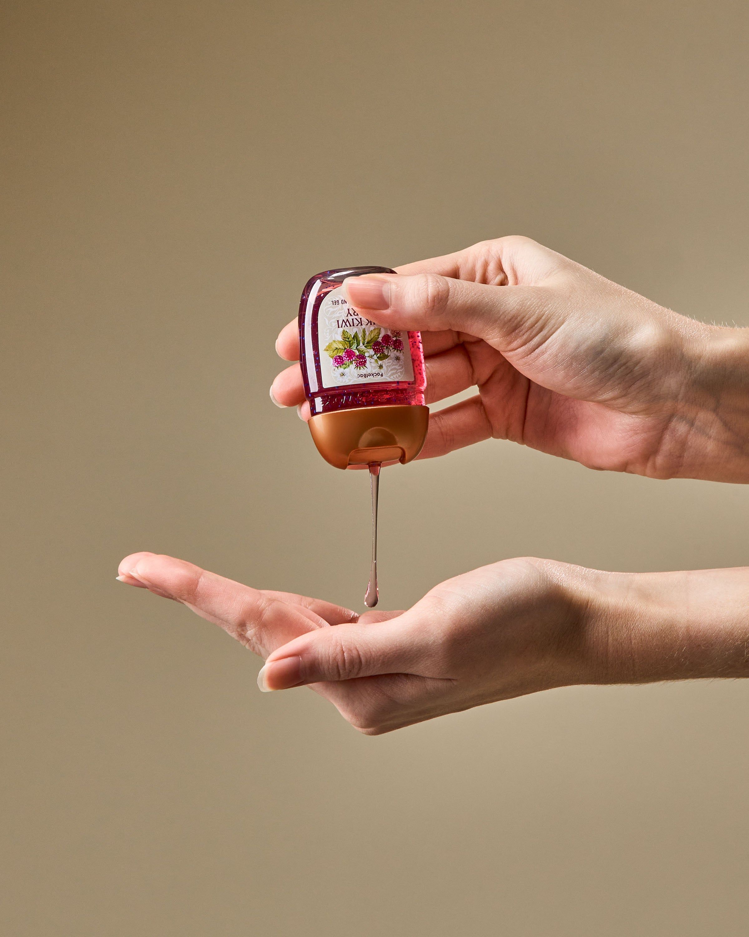 Bath & Body Works Pink Kiwi Berry PocketBac – żel do dezynfekcji rąk w różowej butelce z motywem owoców.