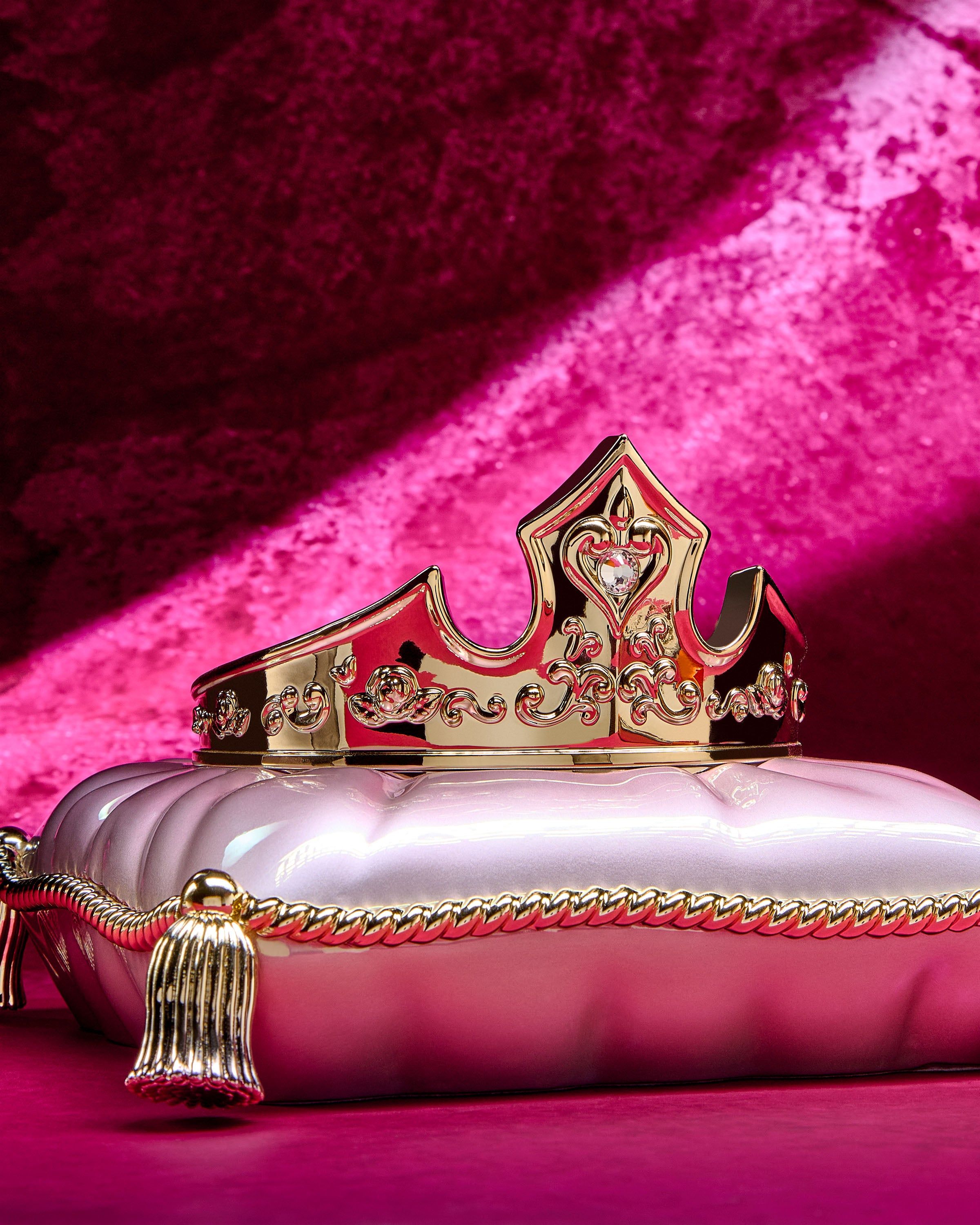 Złota podstawka pod świecę 3‑knotową w formie królewskiej korony na perłowej poduszce Disney Princess.