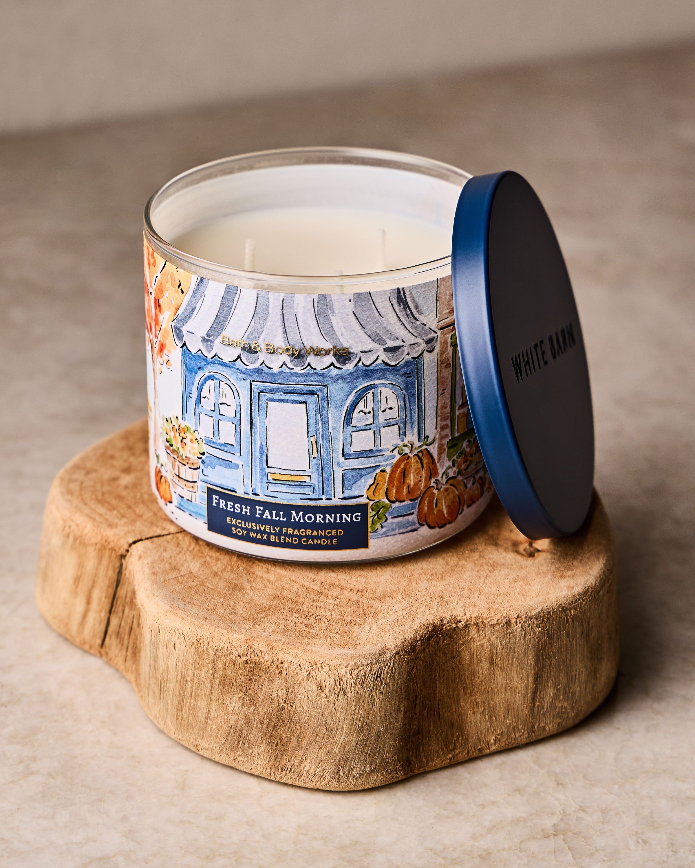 Świeca zapachowa Bath & Body Works Fresh Fall Morning z mieszanki wosku sojowego, 3 knoty
