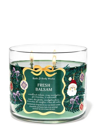 Lumânare "Fresh Balsam" într-un borcan de sticlă cu o ilustrație de crenguțe de brad și decorațiuni, Bath & Body Works.