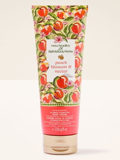 Bath & Body Works Peach Blossom & Nectar – krem do ciała w tubie z dekoracyjnym brzoskwiniowo‑kwiatowym wzorem.