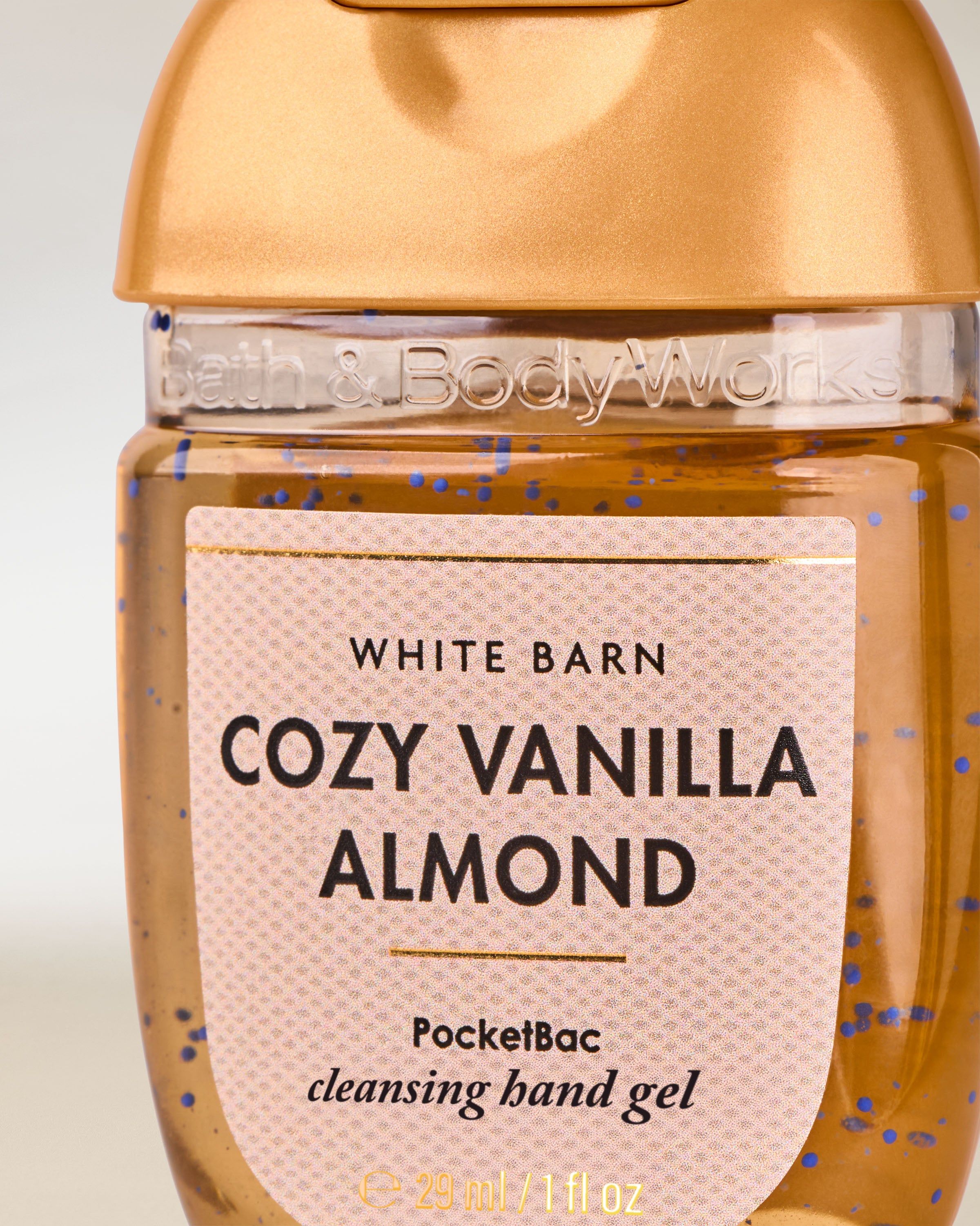 Oczyszczający żel do rąk PocketBac Cozy Vanilla Almond White Barn z niebieskimi drobinkami