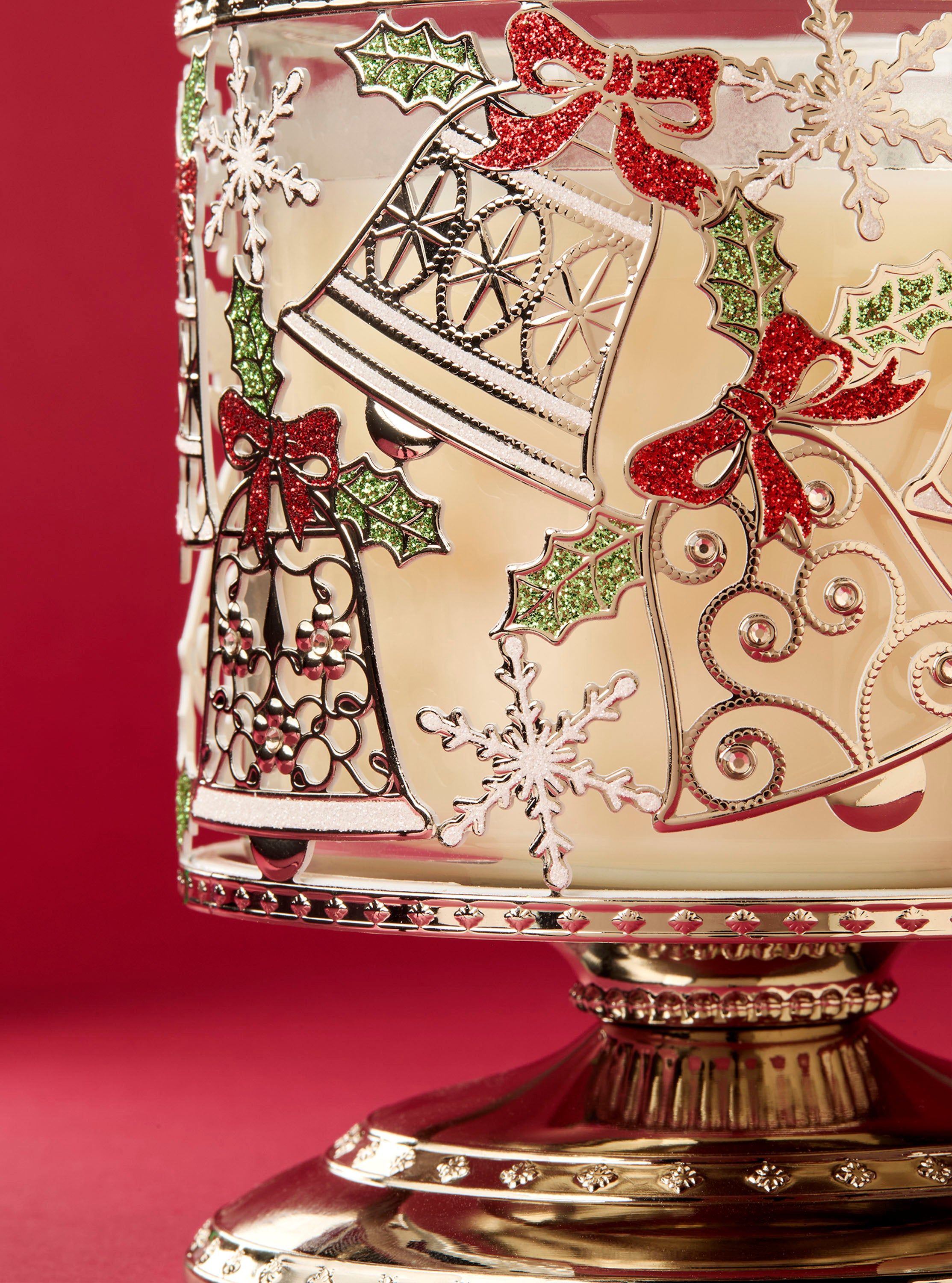 Ozdobny świecznik Bath & Body Works na świecę 3-knotową z dzwonkami i świątecznym motywem