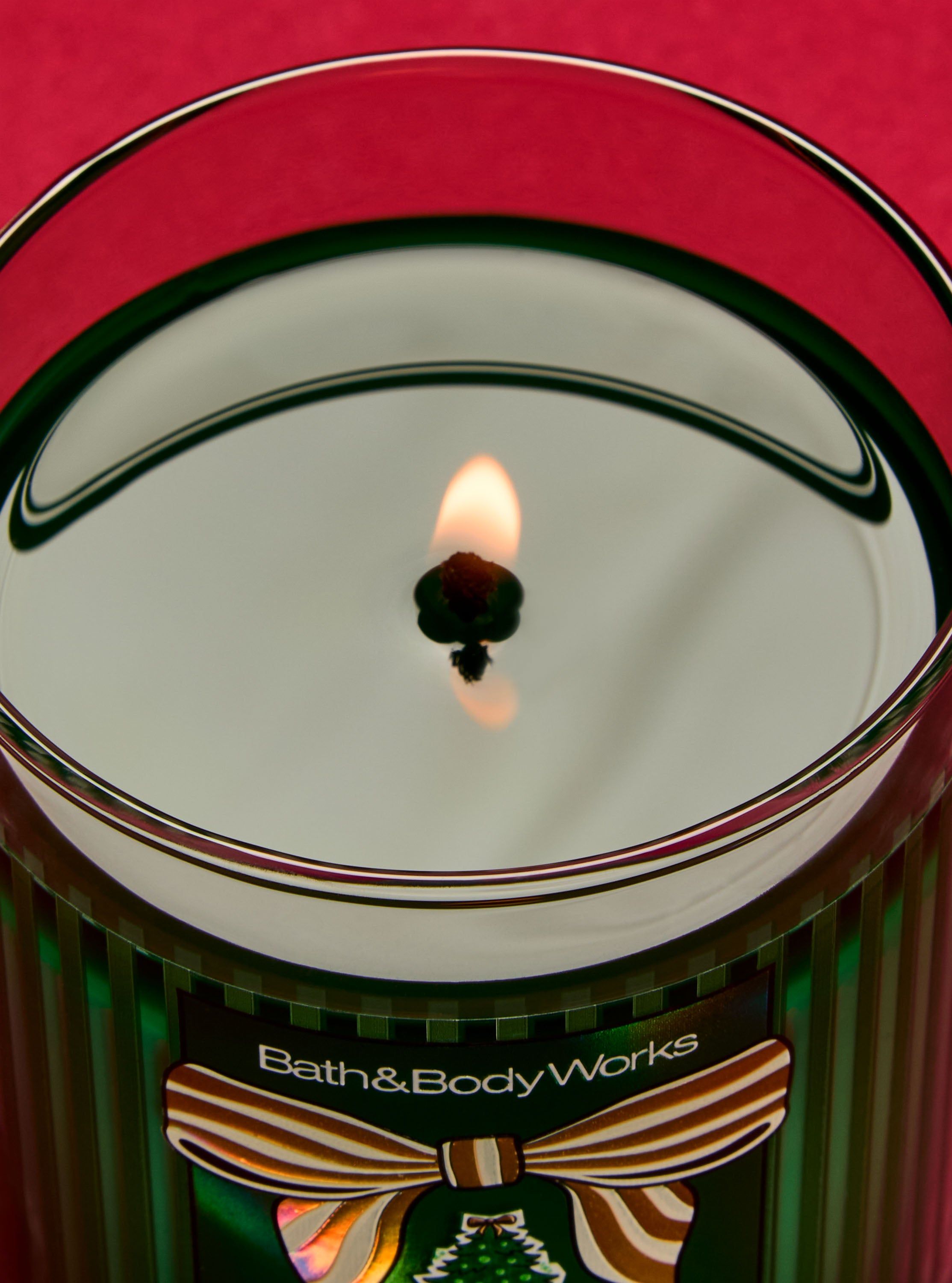 Świeca zapachowa Vanilla Bean Noel Bath & Body Works z jednym płonącym knotem i motywem choinki
