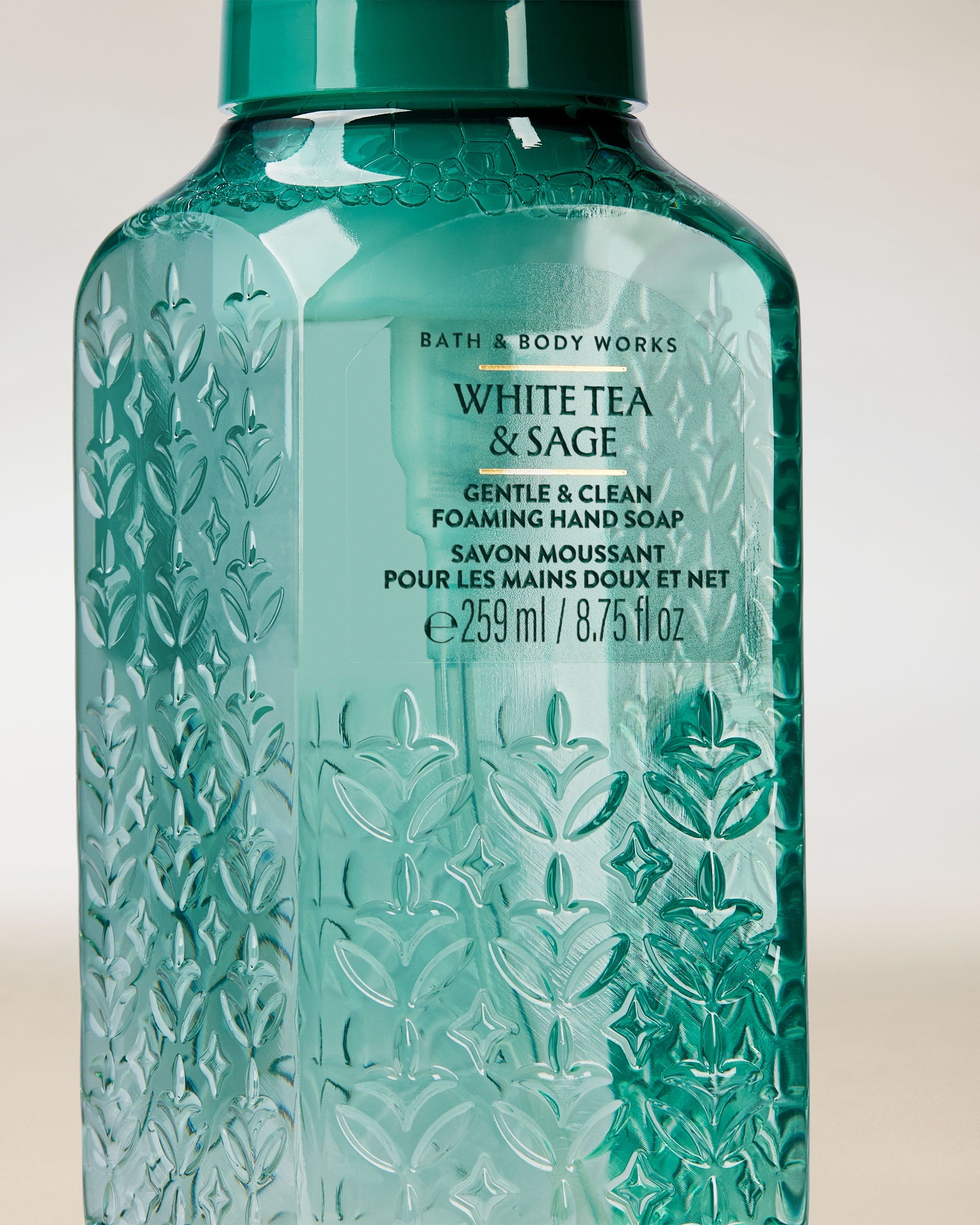 Pianka do mycia rąk Bath & Body Works White Tea & Sage 259 ml w przezroczystej, zielonkawej butelce z pompką.