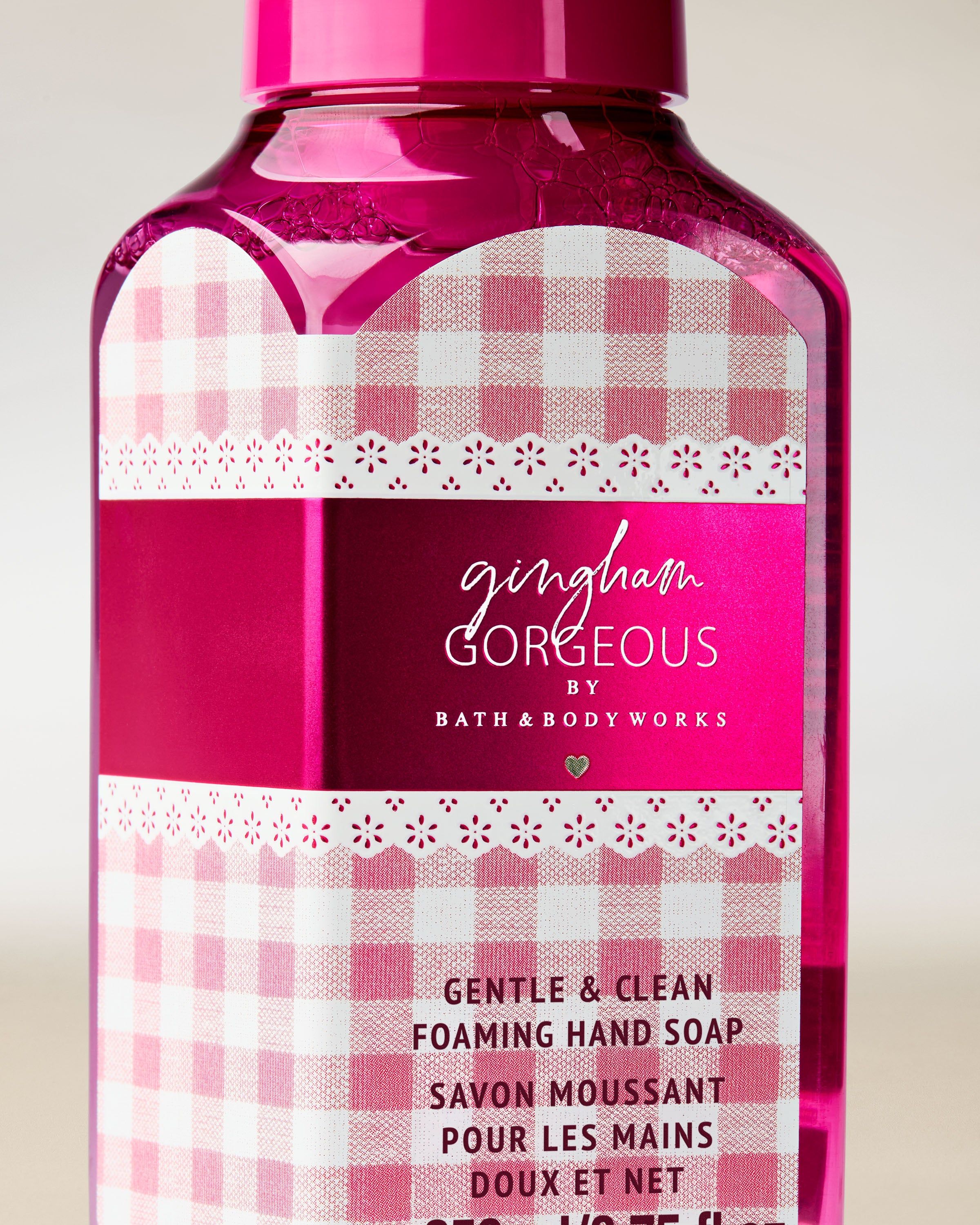 Pianka do mycia rąk Bath & Body Works Gingham Gorgeous 259 ml w różowej butelce z pompką.