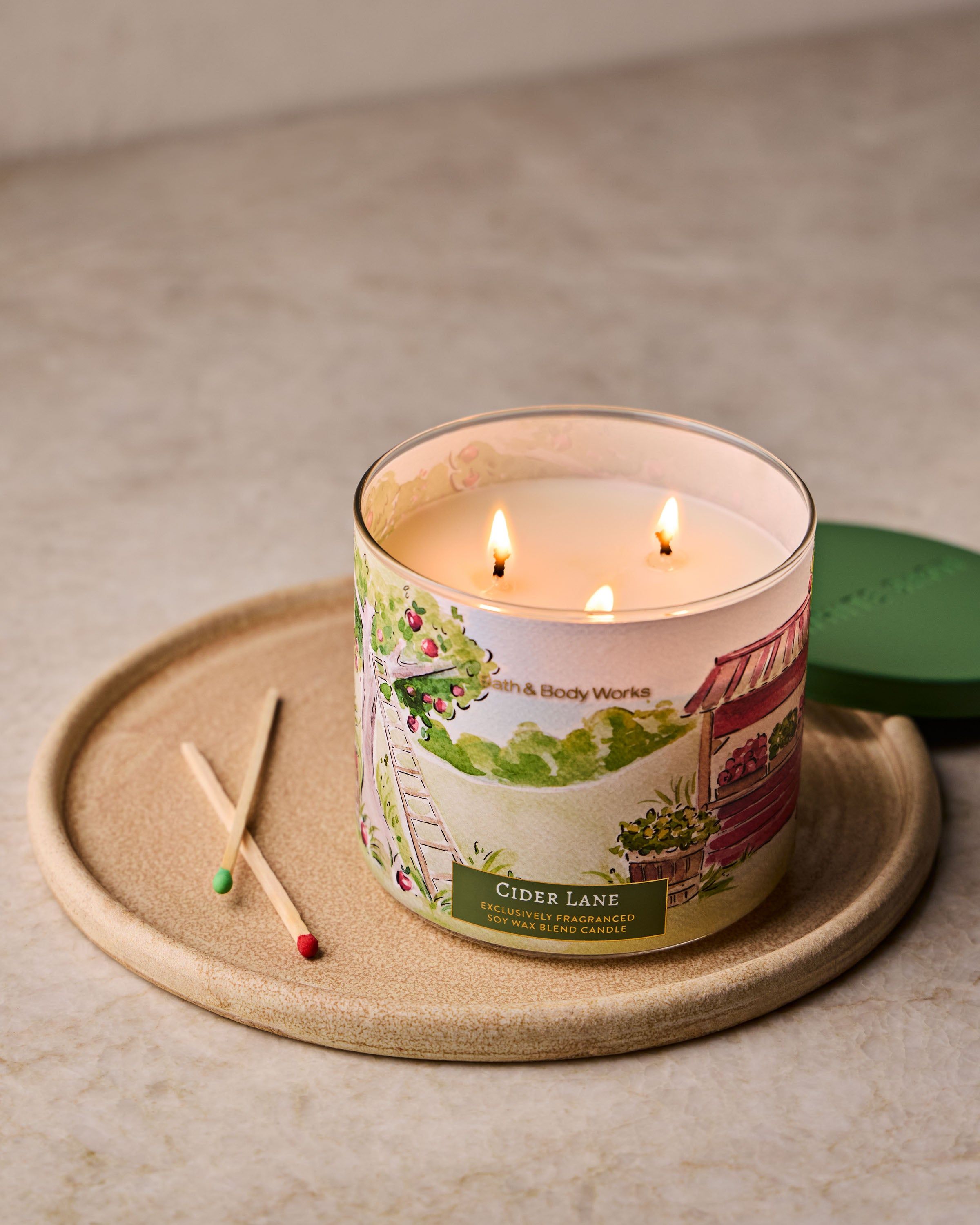Świeca zapachowa Bath & Body Works Cider Lane z mieszanki wosku sojowego, 3 knoty