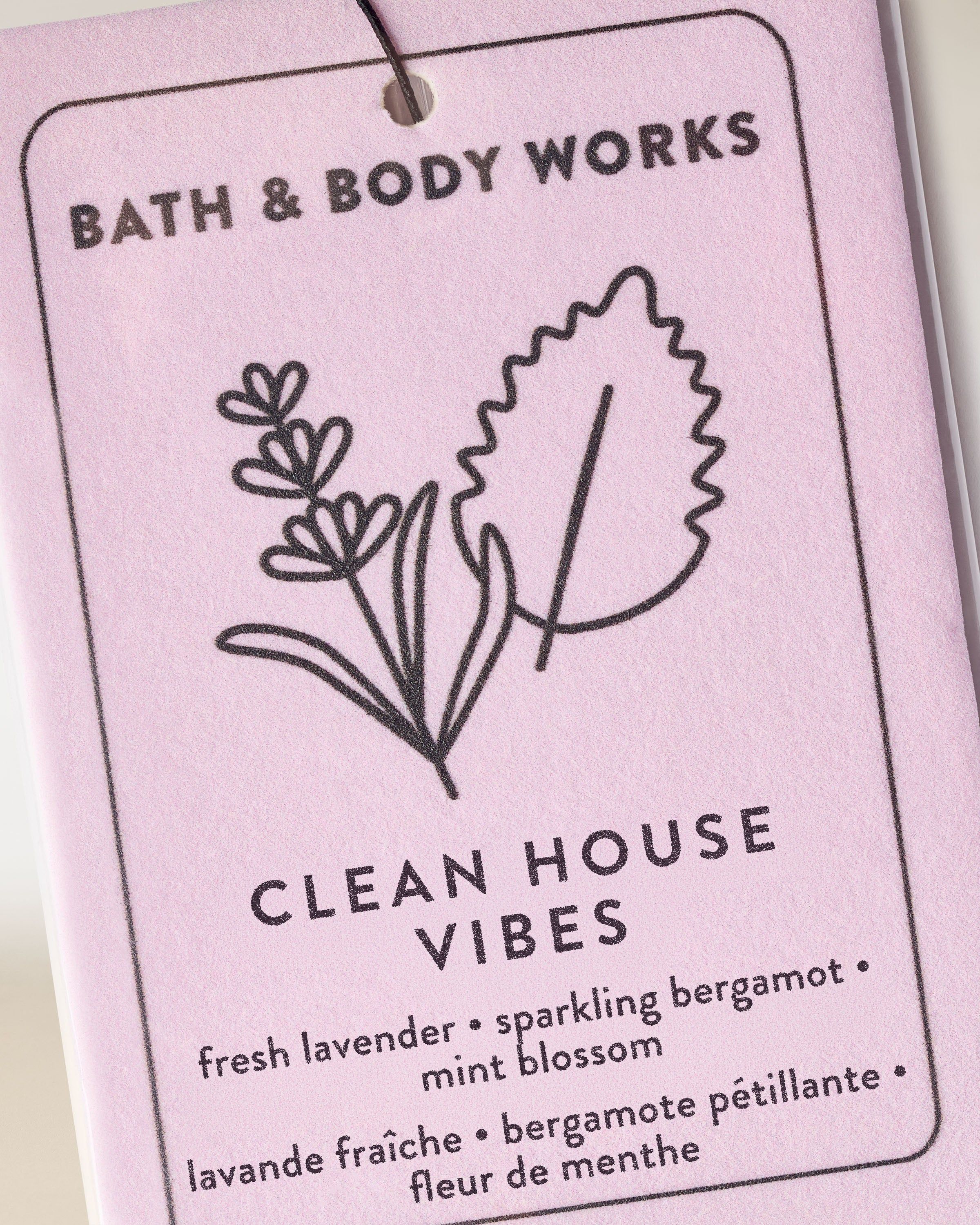 Zawieszka zapachowa Bath & Body Works Clean House Vibes w pastelowej etykiecie z motywem roślinnym