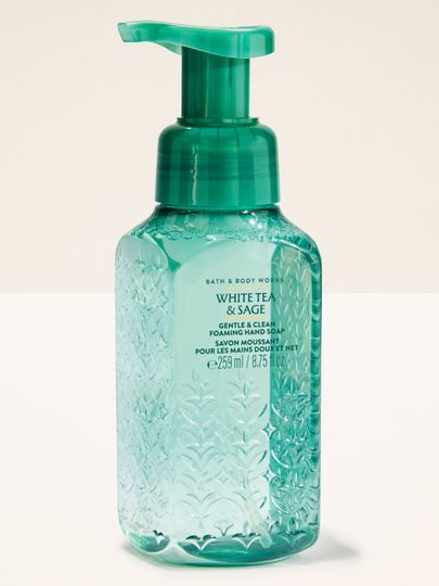 Pianka do mycia rąk Bath & Body Works White Tea & Sage 259 ml w przezroczystej, zielonkawej butelce z pompką.