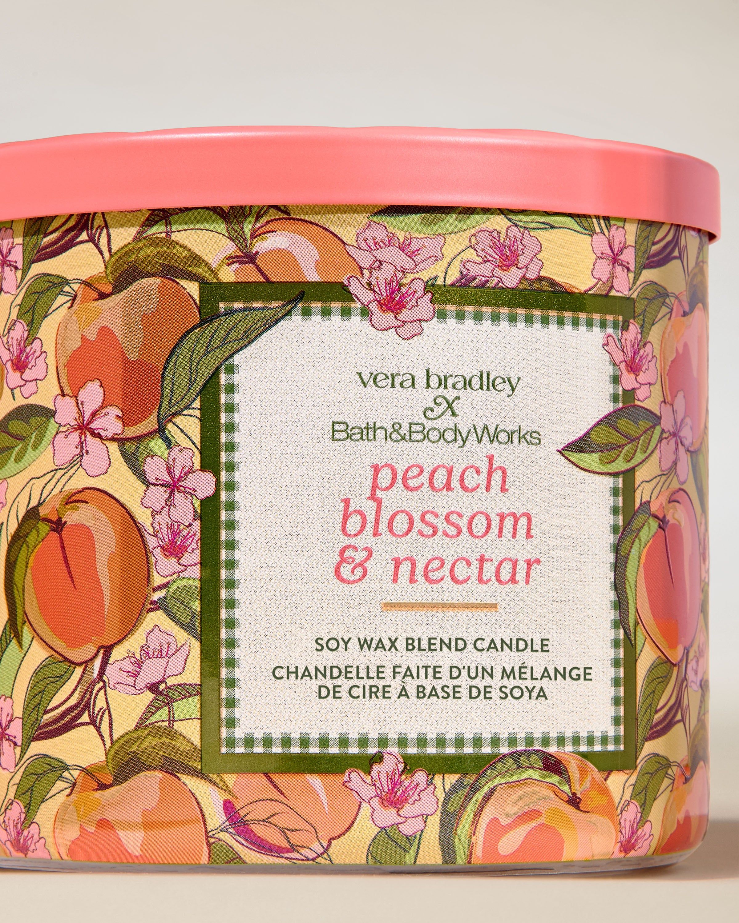 Bath & Body Works Peach Blossom & Nectar – świeca zapachowa z wosku sojowego w dekorowanym szkle z floralno‑owocowym motywem.