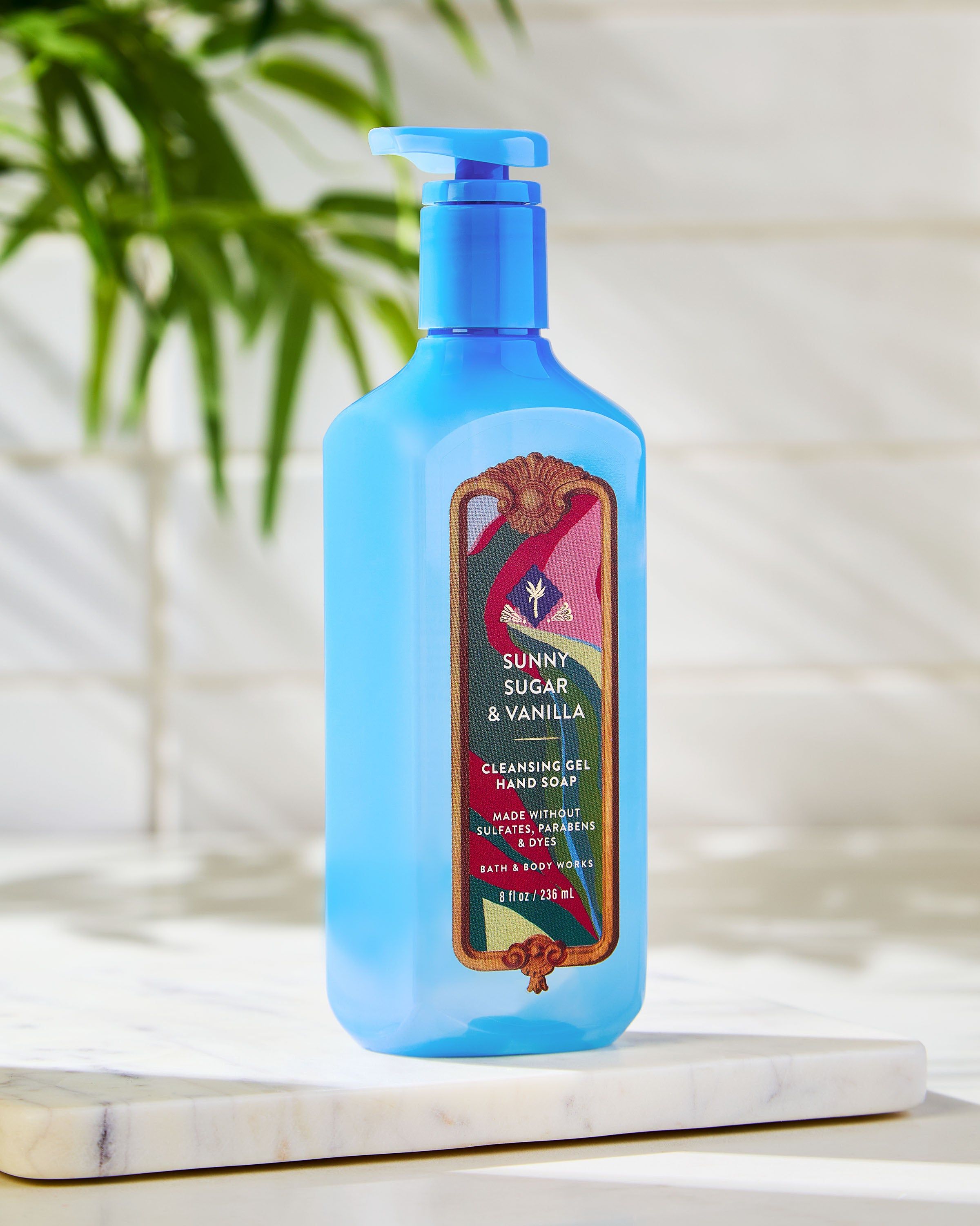 Sunny Sugar & Vanilla – niebieski żel do mycia rąk z pompką i dekoracyjną etykietą w ciepłych, słodkich odcieniach.