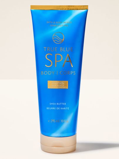 Kremowy żel pod prysznic Bath&Body Works True Blue Spa. Niebieska tubka z napisami i beżową nakrętką.