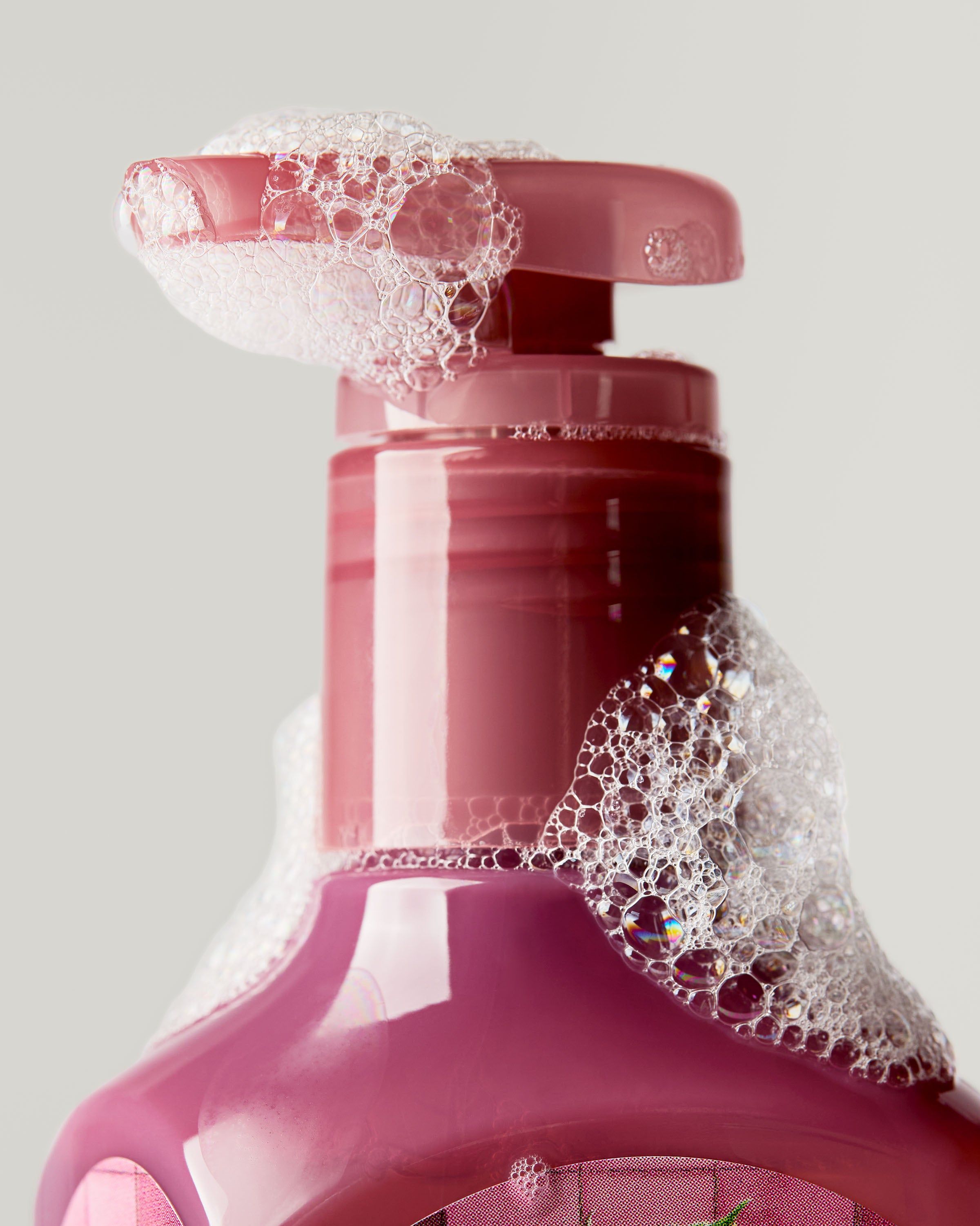 Żel do mycia rąk Bath & Body Works Black Cherry Merlot 236 ml w różowo‑bordowej butelce z motywem wiśni.