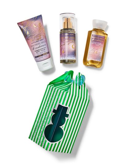 Set de mini-cosmetice „Snowflakes & Cashmere” cu cremă, spray și gel de duș, Bath & Body Works.